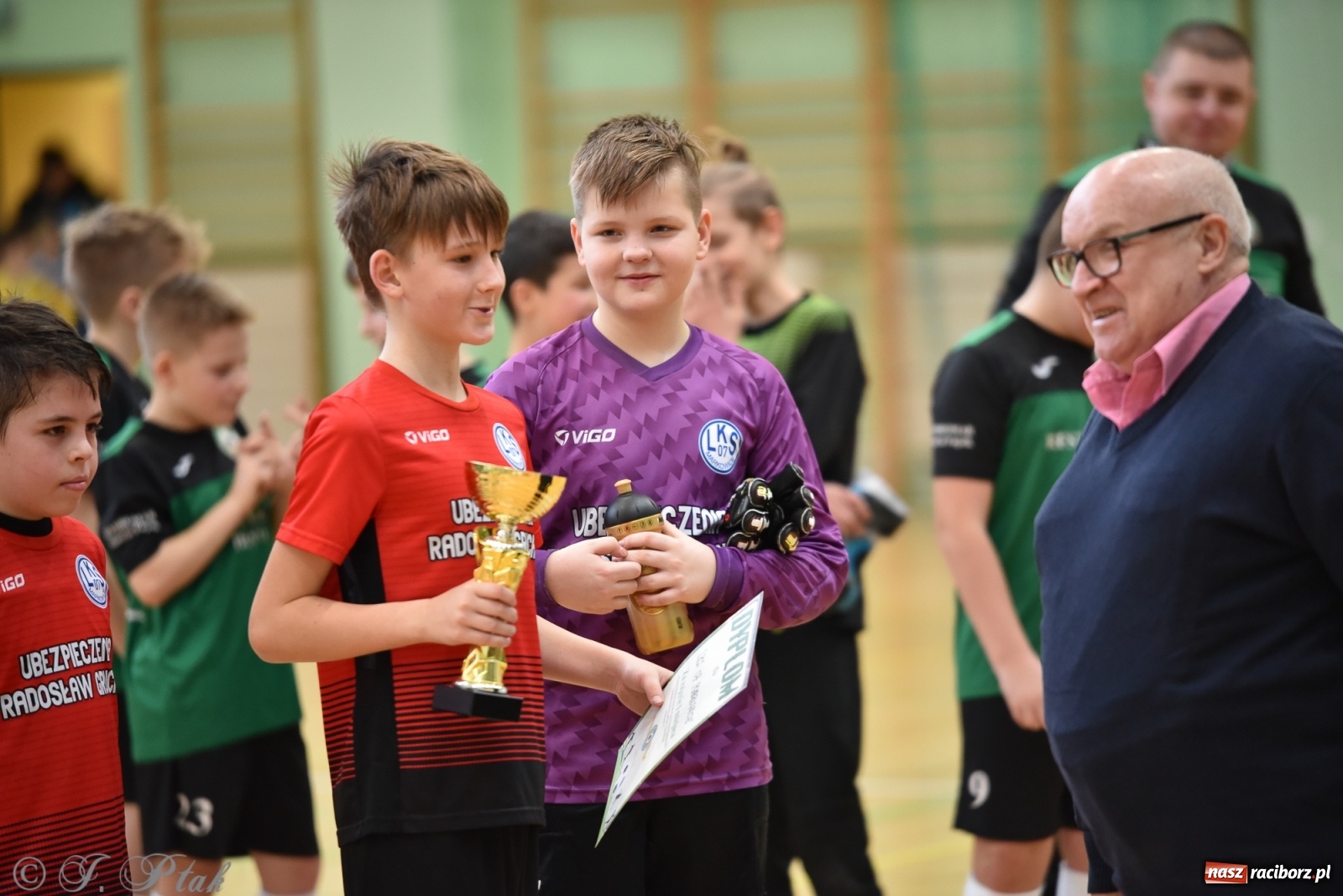 Zdjęcie w galerii na portalu naszraciborz.pl: Halowa rywalizacja o puchar prezesa ŚlZPN [FOTO] wiadomości z regionu