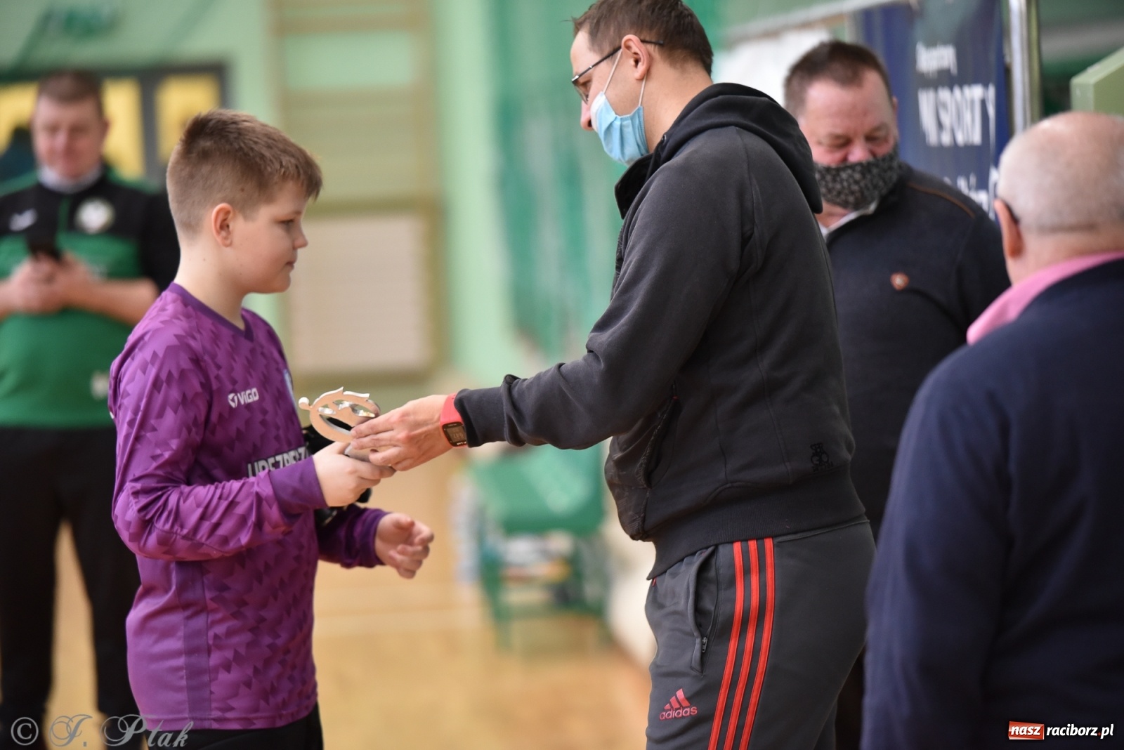 Zdjęcie w galerii na portalu naszraciborz.pl: Halowa rywalizacja o puchar prezesa ŚlZPN [FOTO] wiadomości z regionu