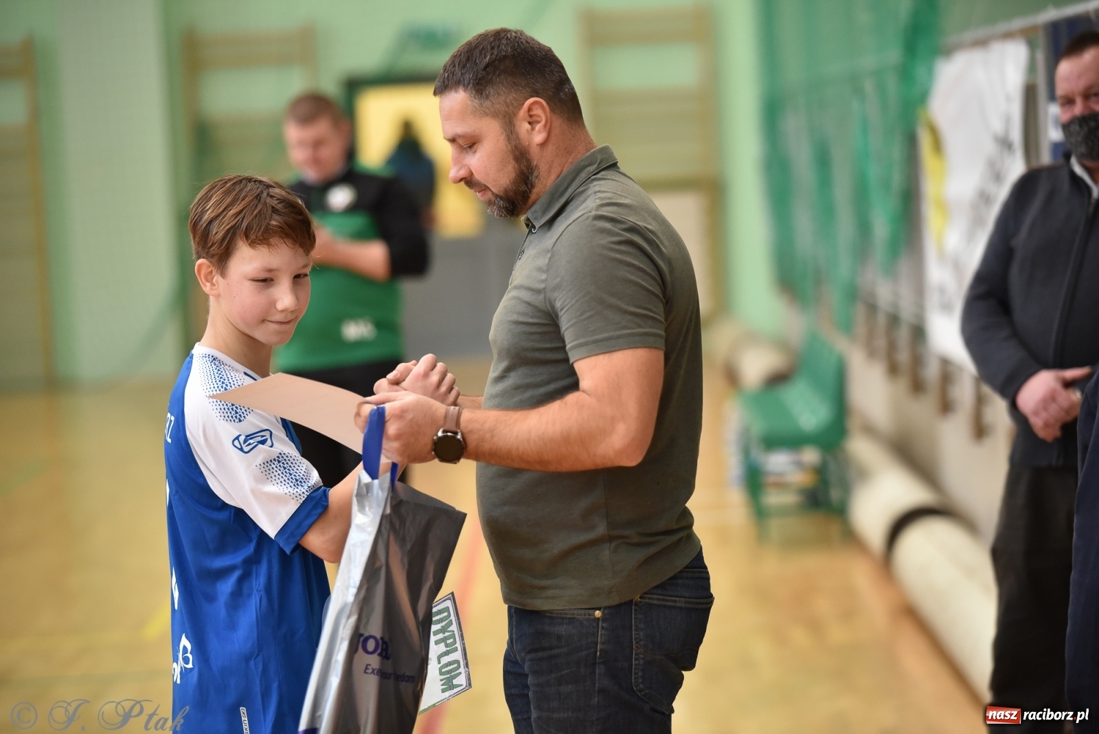 Zdjęcie w galerii na portalu naszraciborz.pl: Halowa rywalizacja o puchar prezesa ŚlZPN [FOTO] wiadomości z regionu