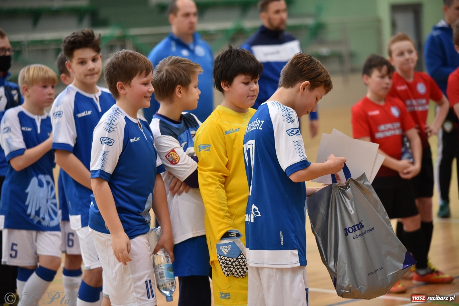 Zdjęcie w galerii na portalu naszraciborz.pl: Halowa rywalizacja o puchar prezesa ŚlZPN [FOTO] wiadomości z regionu