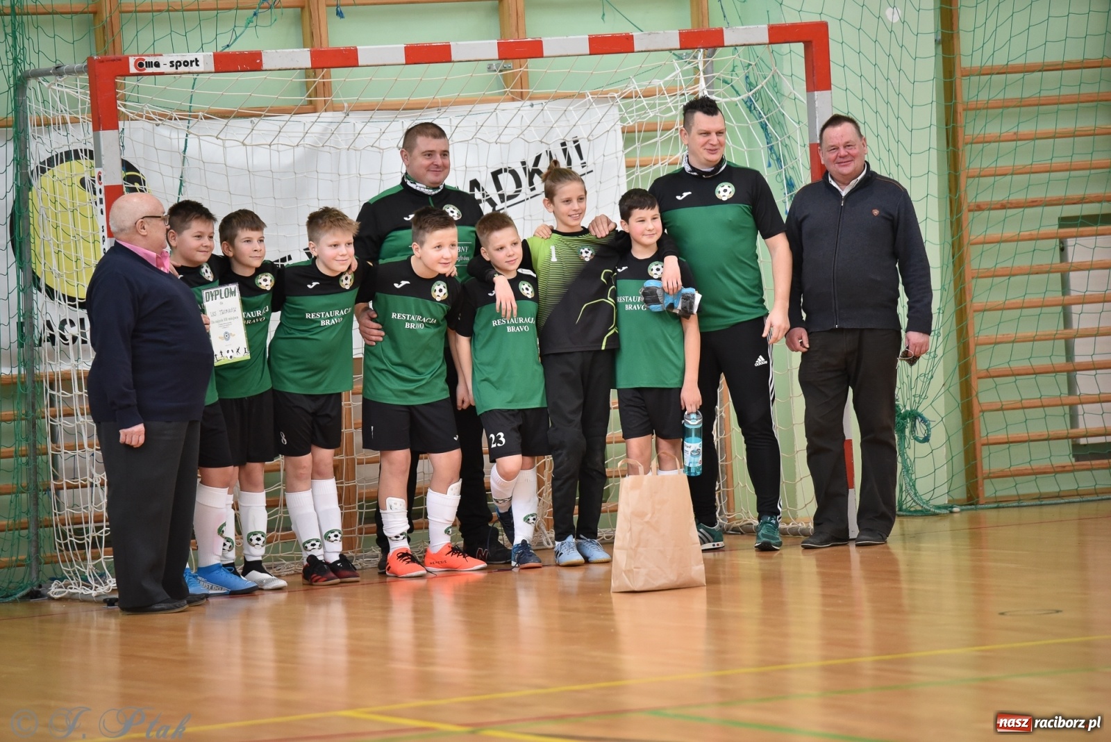 Zdjęcie w galerii na portalu naszraciborz.pl: Halowa rywalizacja o puchar prezesa ŚlZPN [FOTO] wiadomości z regionu