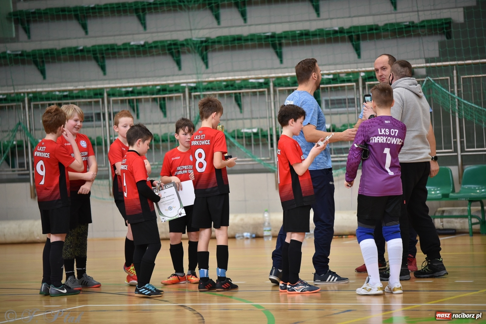 Zdjęcie w galerii na portalu naszraciborz.pl: Halowa rywalizacja o puchar prezesa ŚlZPN [FOTO] wiadomości z regionu