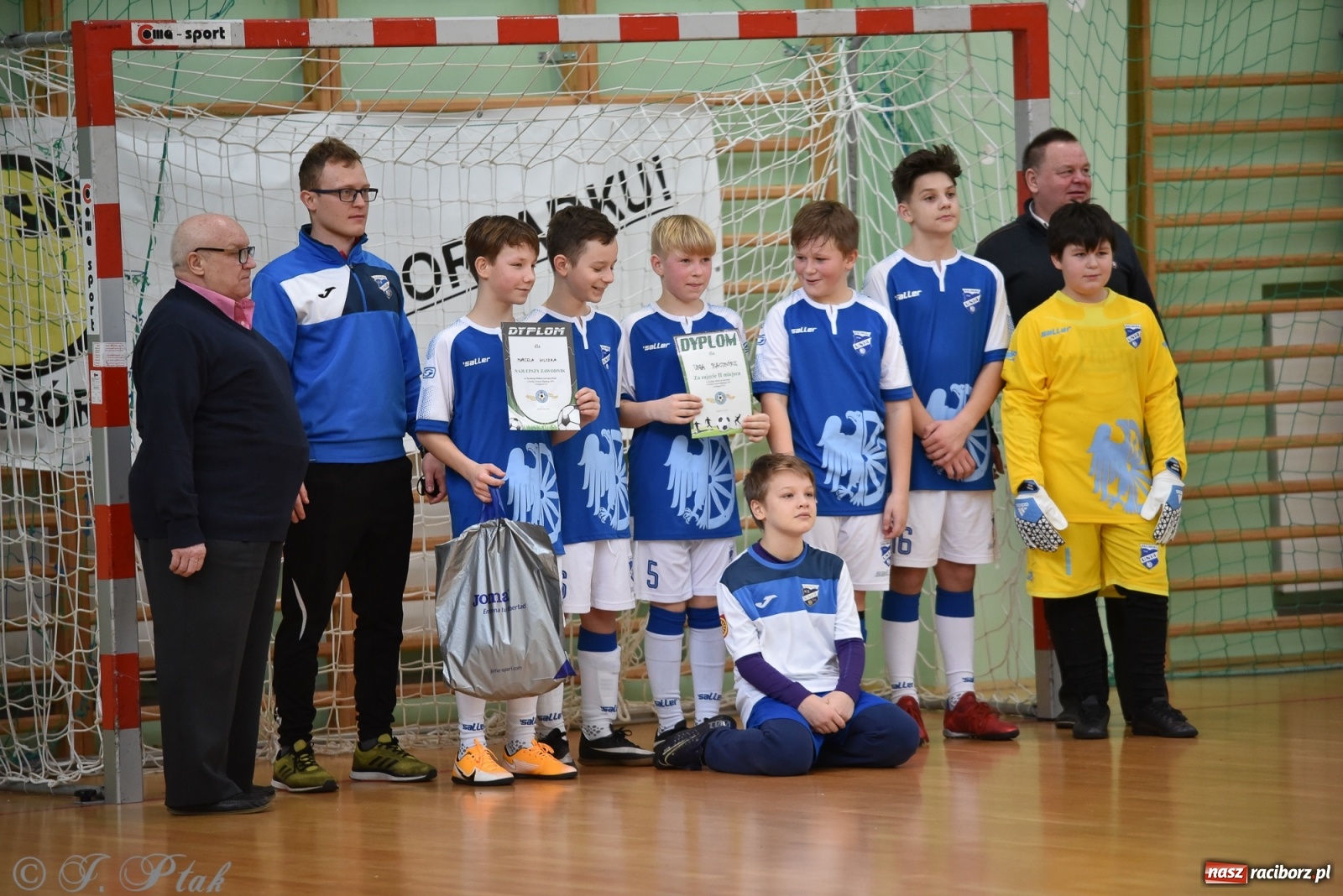 Zdjęcie w galerii na portalu naszraciborz.pl: Halowa rywalizacja o puchar prezesa ŚlZPN [FOTO] wiadomości z regionu