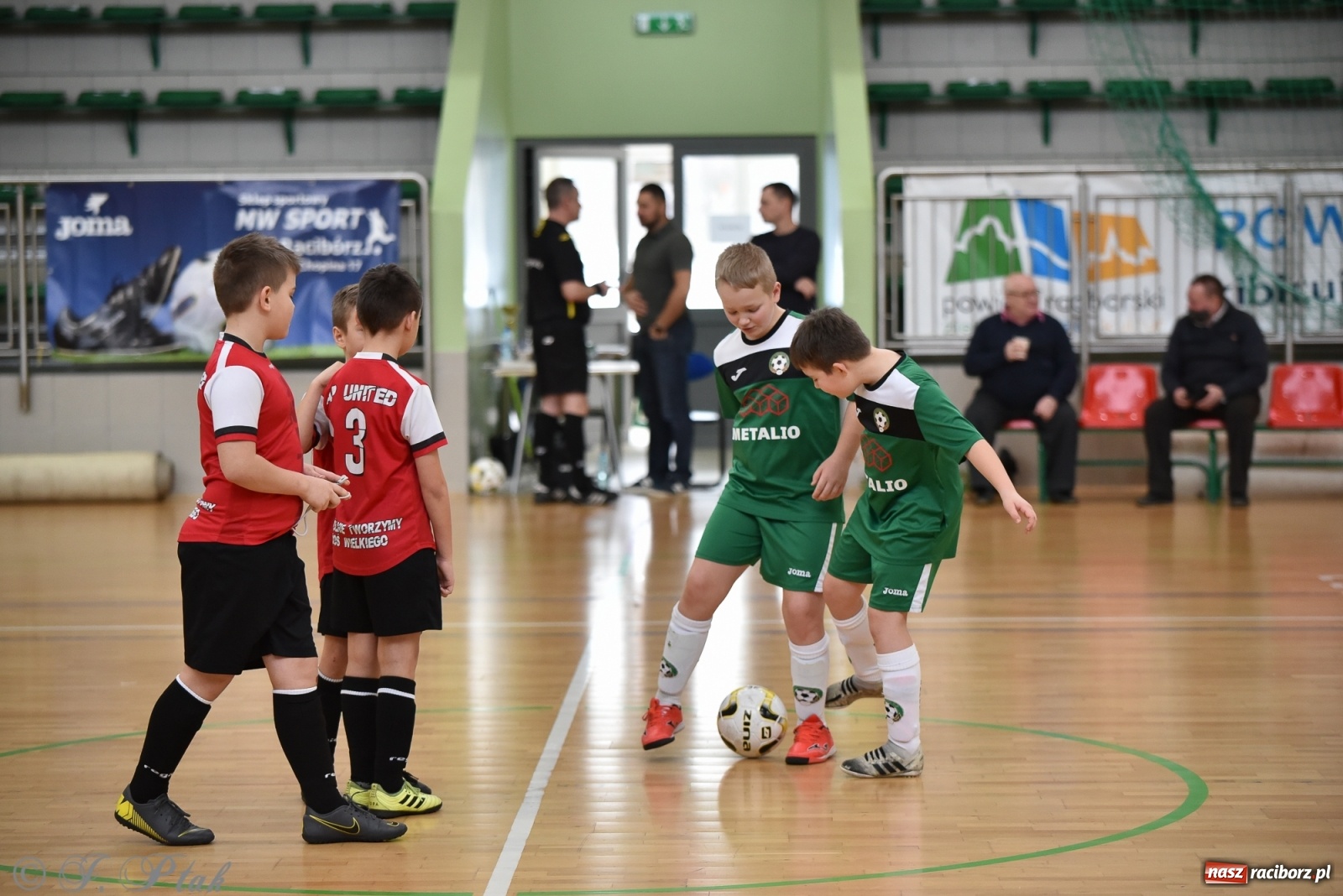 Zdjęcie w galerii na portalu naszraciborz.pl: Halowa rywalizacja o puchar prezesa ŚlZPN [FOTO] wiadomości z regionu