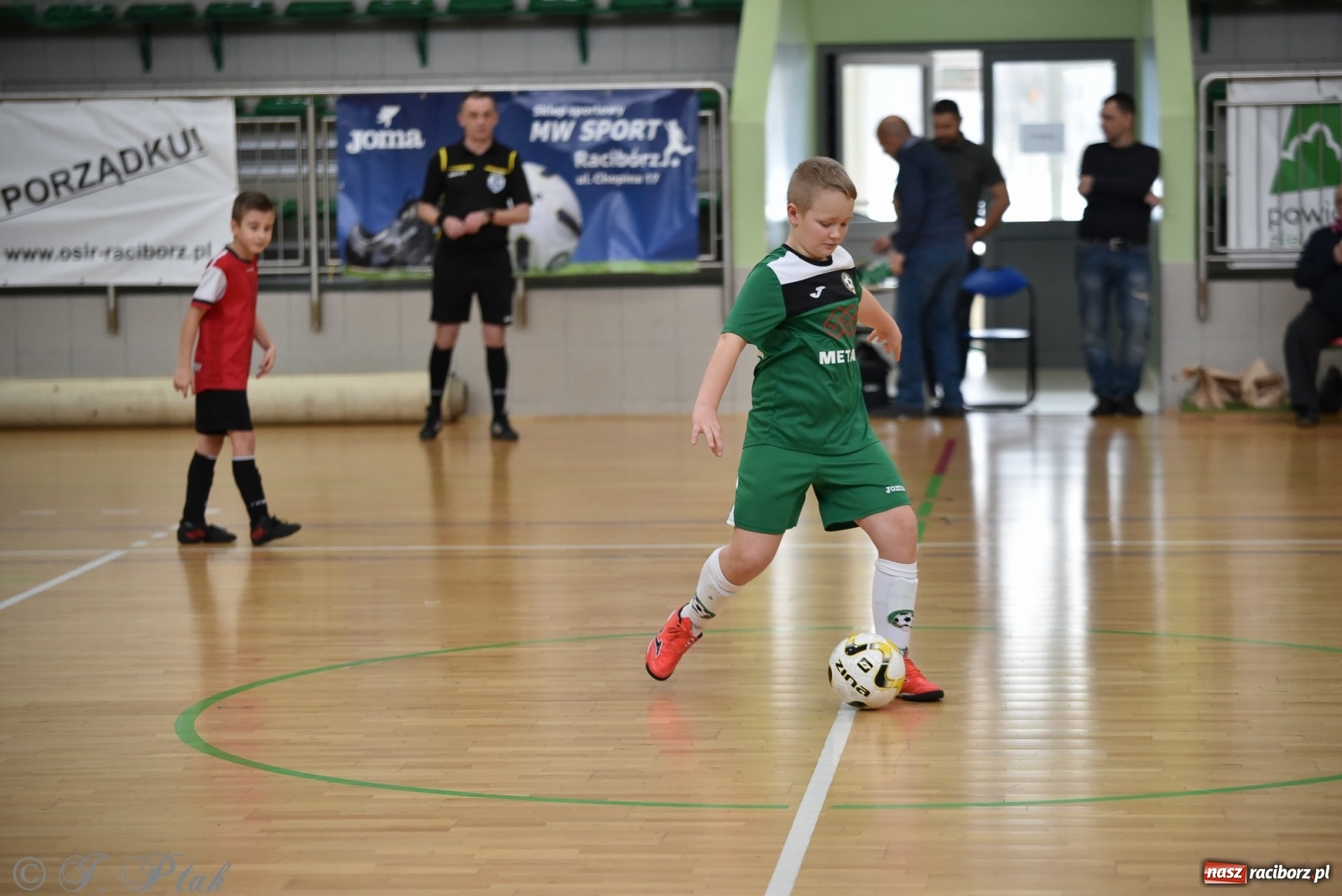 Zdjęcie w galerii na portalu naszraciborz.pl: Halowa rywalizacja o puchar prezesa ŚlZPN [FOTO] wiadomości z regionu
