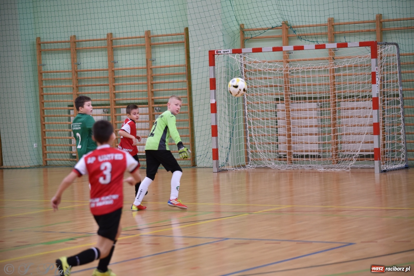 Zdjęcie w galerii na portalu naszraciborz.pl: Halowa rywalizacja o puchar prezesa ŚlZPN [FOTO] wiadomości z regionu