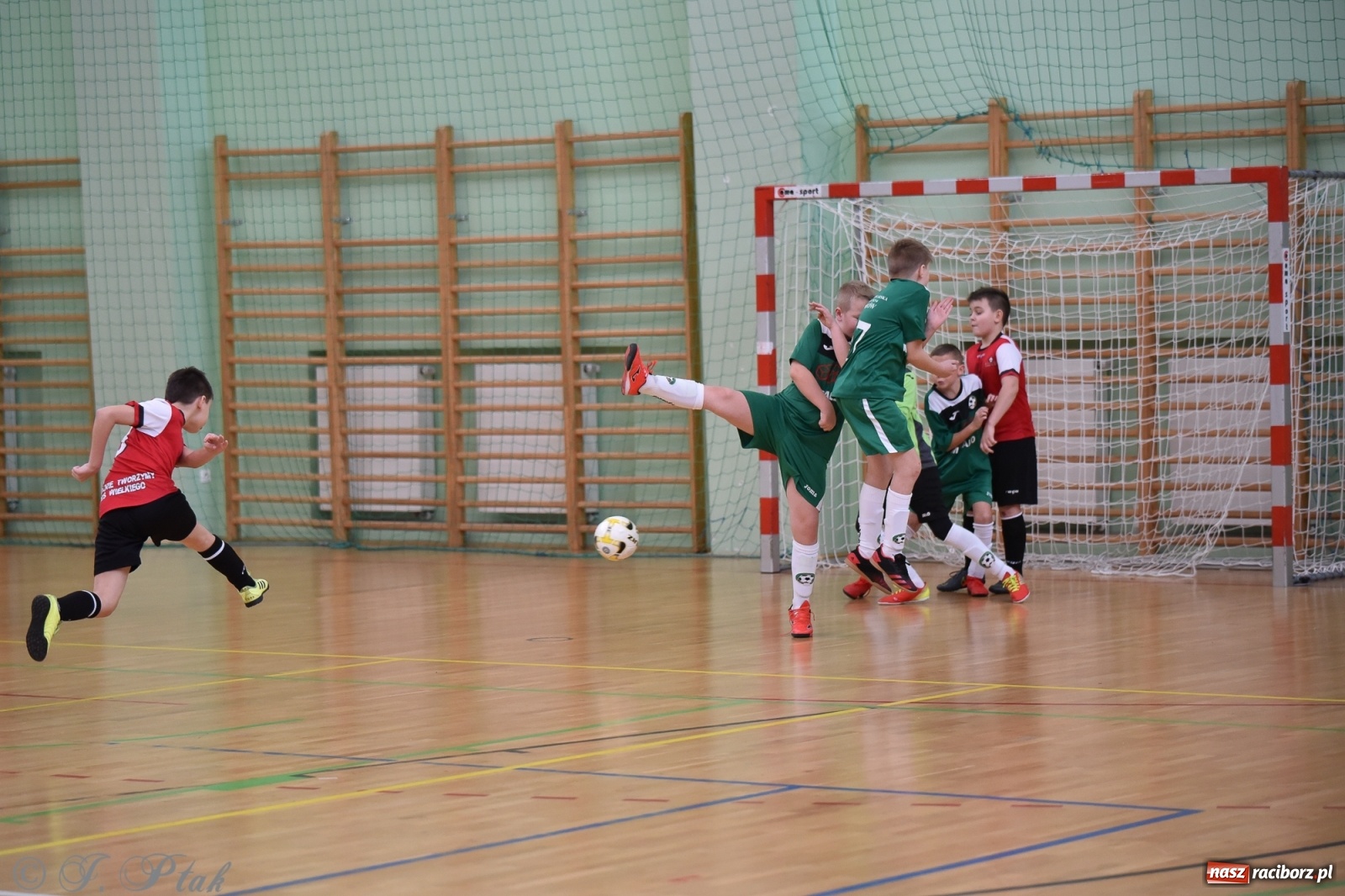 Zdjęcie w galerii na portalu naszraciborz.pl: Halowa rywalizacja o puchar prezesa ŚlZPN [FOTO] wiadomości z regionu