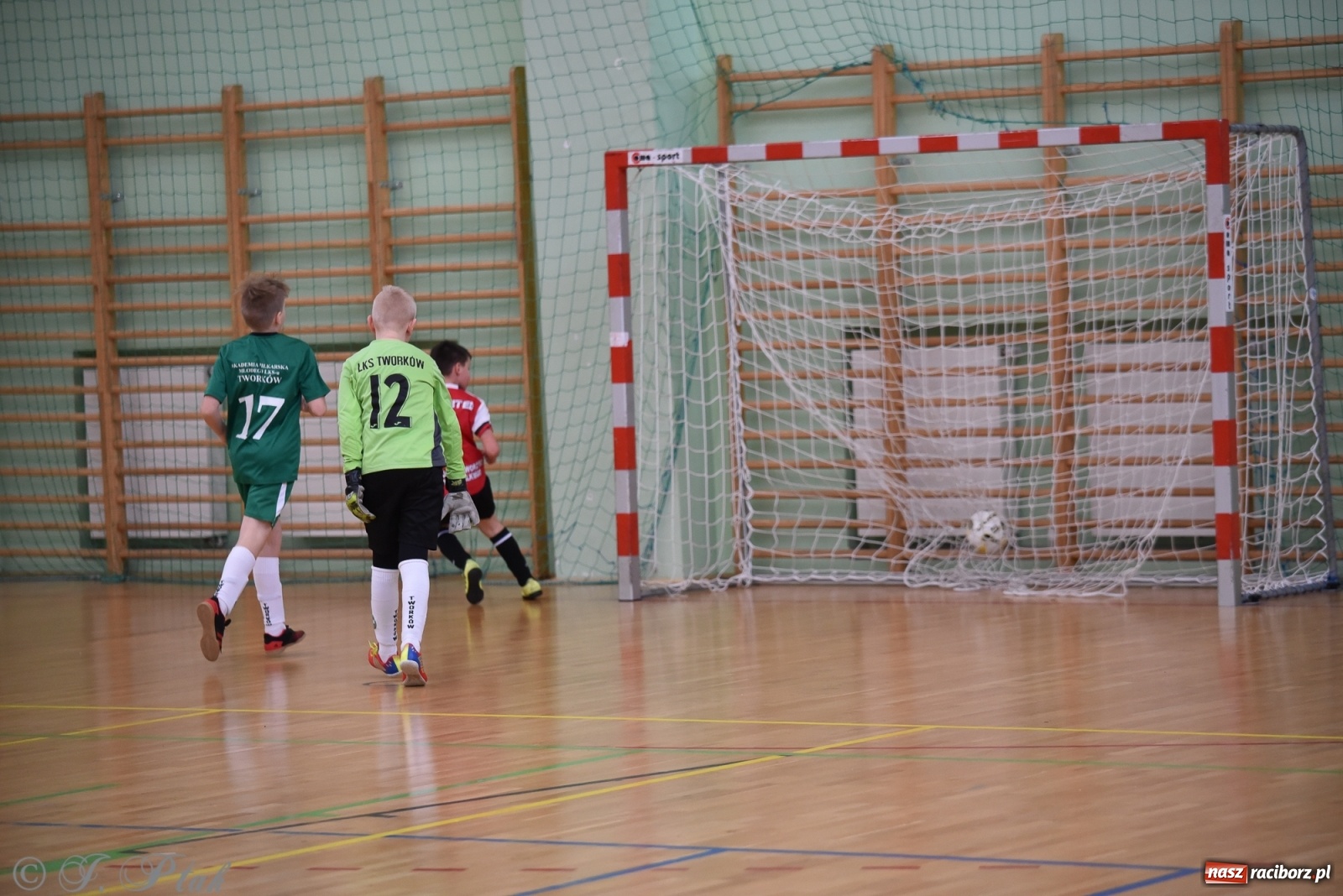 Zdjęcie w galerii na portalu naszraciborz.pl: Halowa rywalizacja o puchar prezesa ŚlZPN [FOTO] wiadomości z regionu