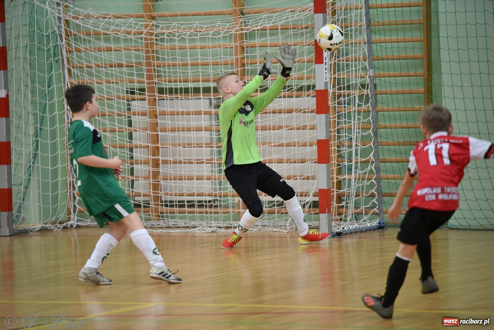 Zdjęcie w galerii na portalu naszraciborz.pl: Halowa rywalizacja o puchar prezesa ŚlZPN [FOTO] wiadomości z regionu