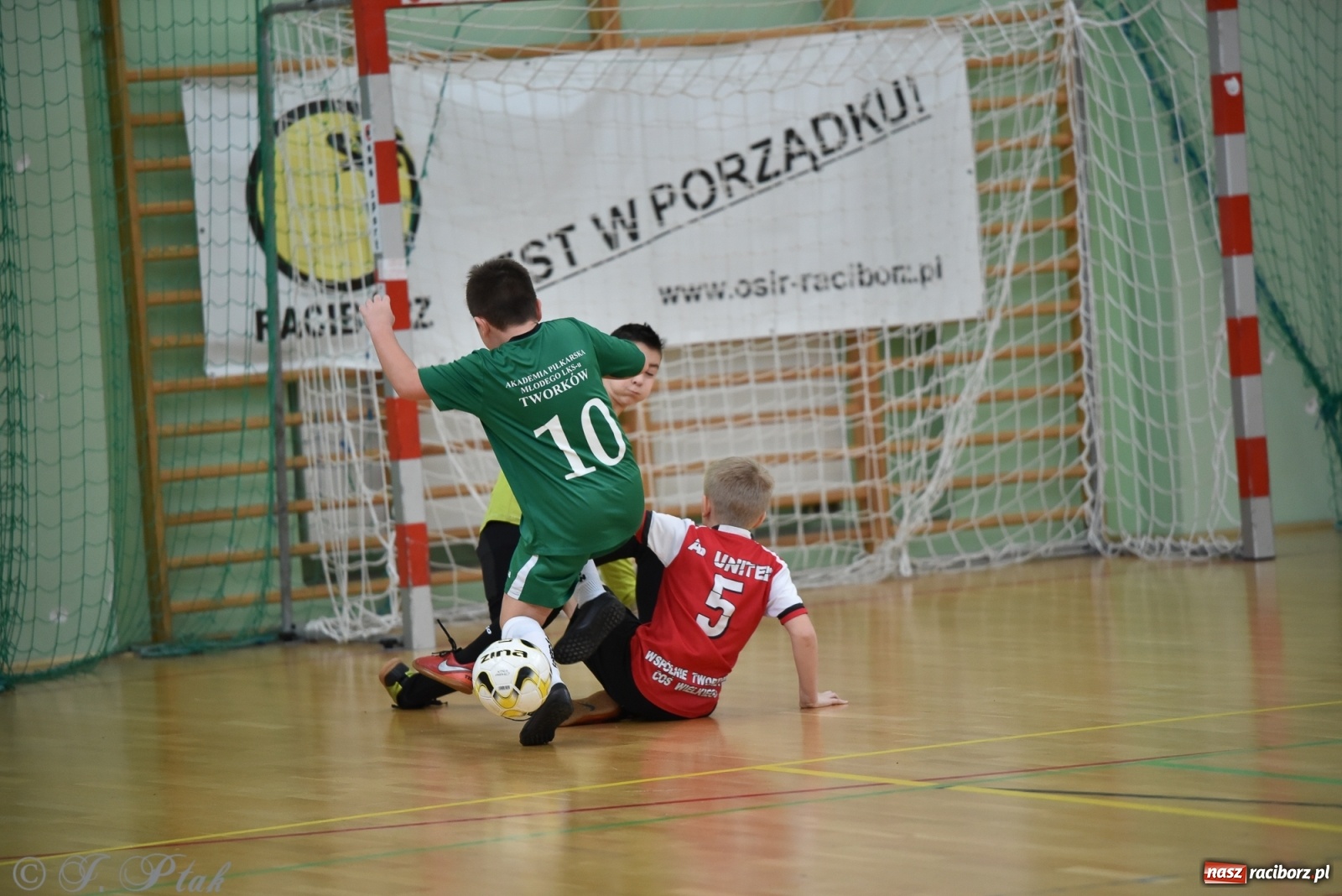 Zdjęcie w galerii na portalu naszraciborz.pl: Halowa rywalizacja o puchar prezesa ŚlZPN [FOTO] wiadomości z regionu