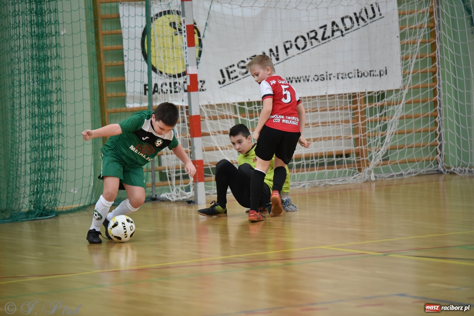 Zdjęcie w galerii na portalu naszraciborz.pl: Halowa rywalizacja o puchar prezesa ŚlZPN [FOTO] wiadomości z regionu