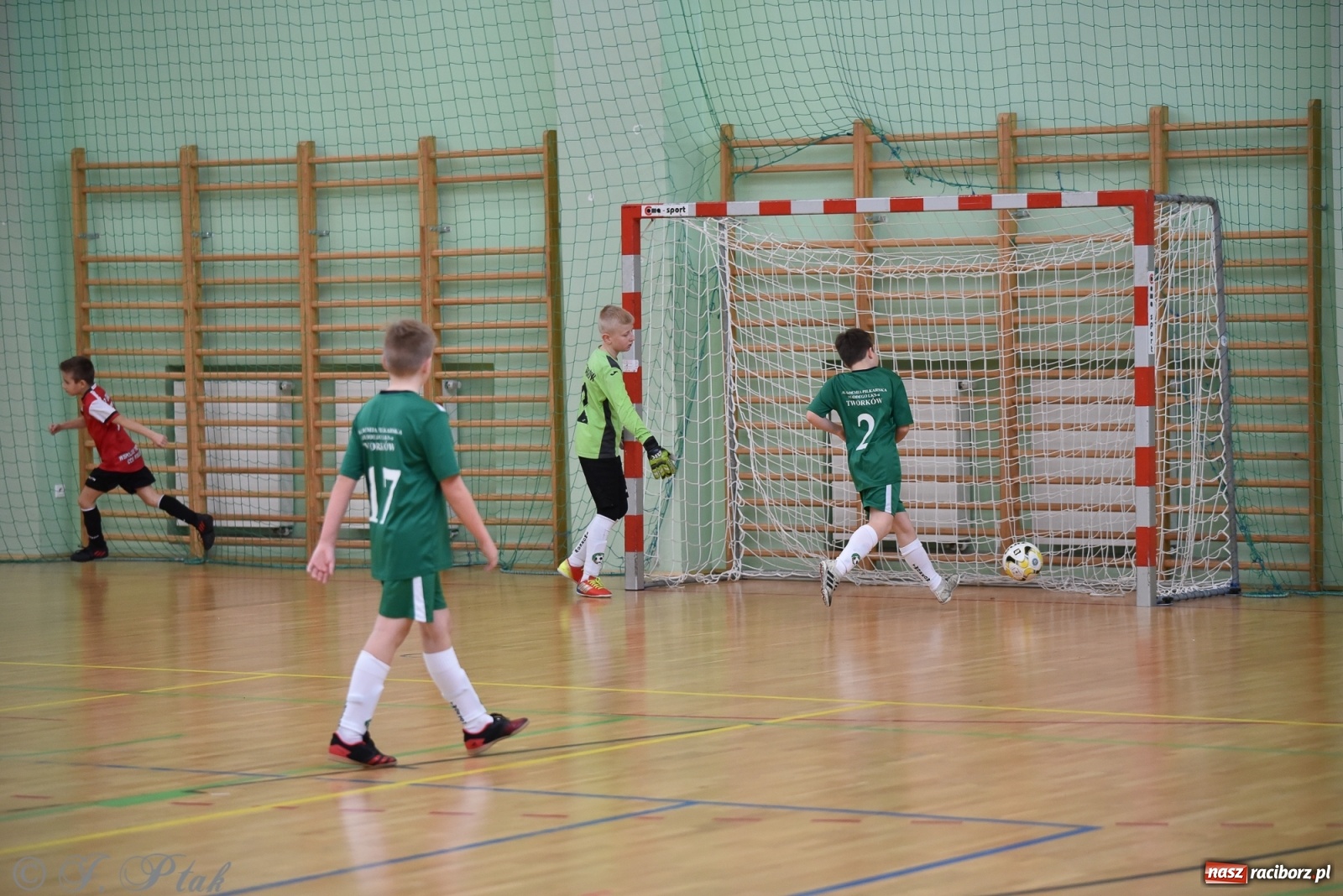 Zdjęcie w galerii na portalu naszraciborz.pl: Halowa rywalizacja o puchar prezesa ŚlZPN [FOTO] wiadomości z regionu