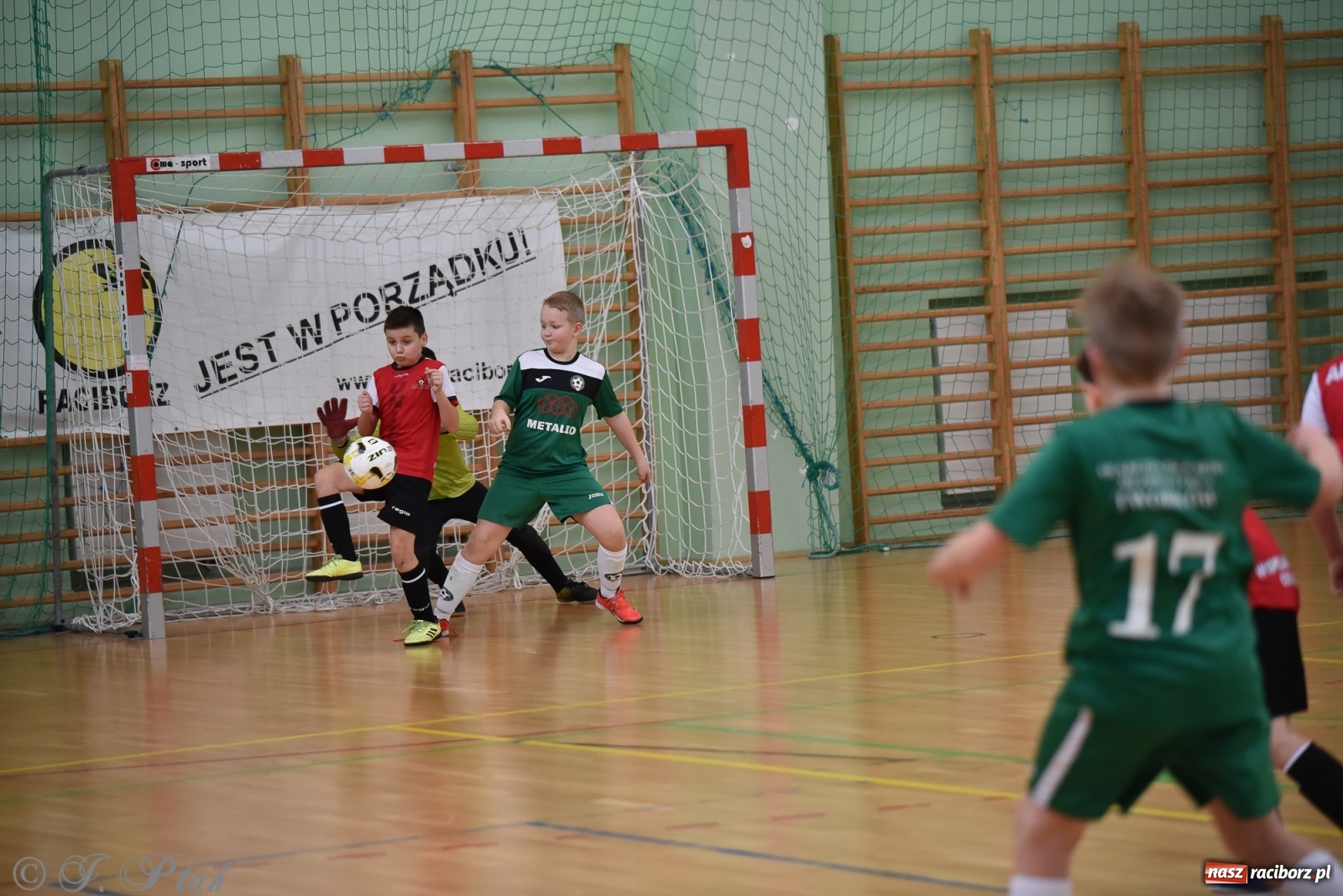 Zdjęcie w galerii na portalu naszraciborz.pl: Halowa rywalizacja o puchar prezesa ŚlZPN [FOTO] wiadomości z regionu
