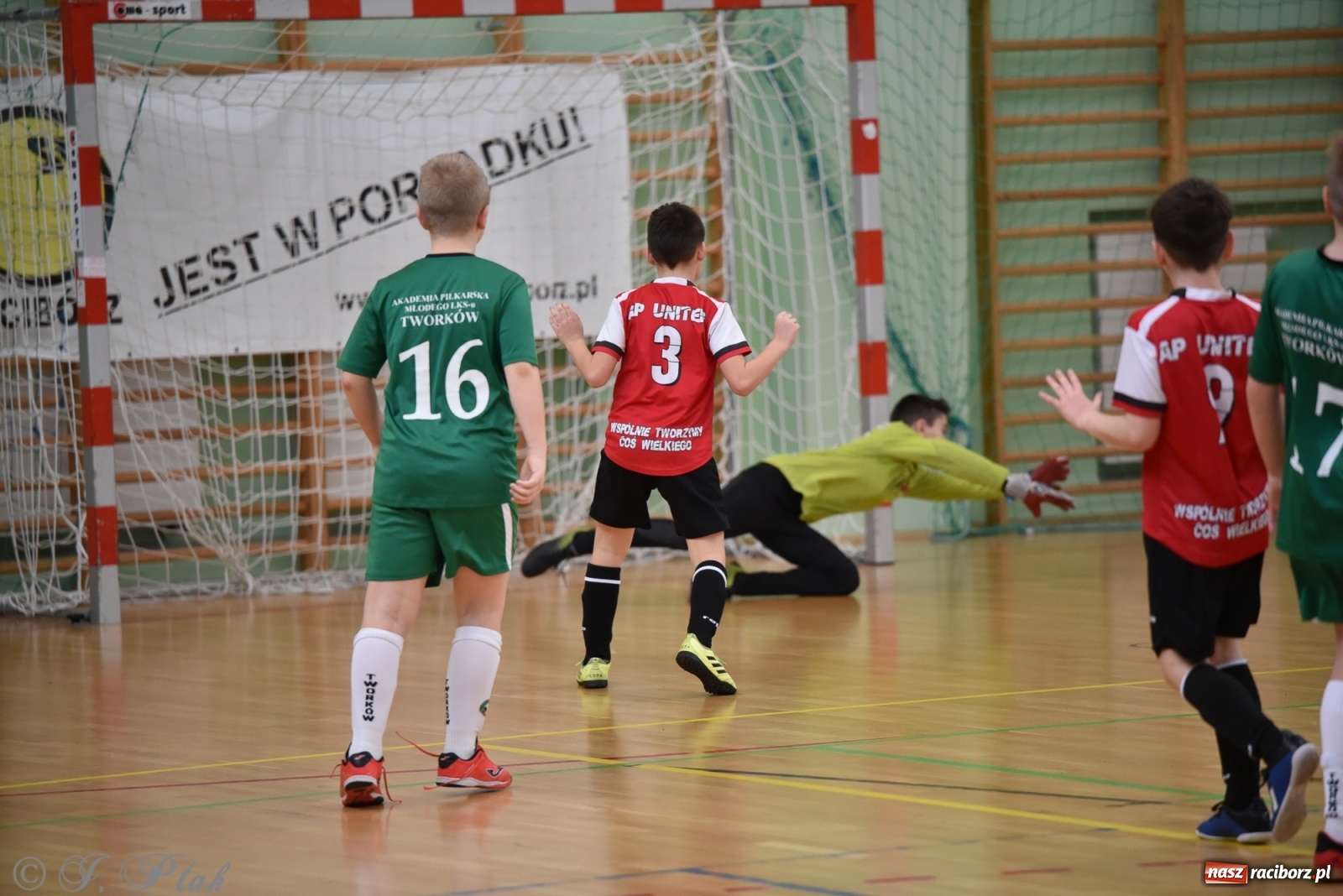 Zdjęcie w galerii na portalu naszraciborz.pl: Halowa rywalizacja o puchar prezesa ŚlZPN [FOTO] wiadomości z regionu