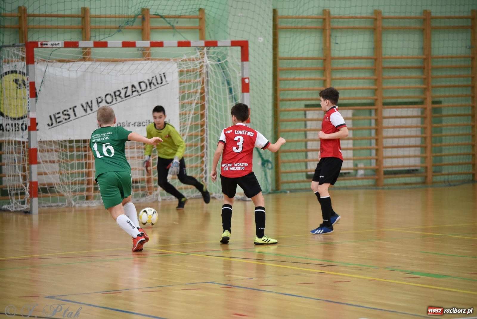 Zdjęcie w galerii na portalu naszraciborz.pl: Halowa rywalizacja o puchar prezesa ŚlZPN [FOTO] wiadomości z regionu