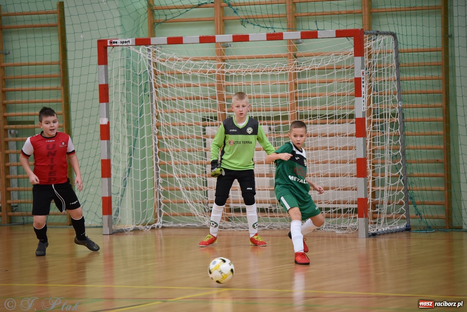 Zdjęcie w galerii na portalu naszraciborz.pl: Halowa rywalizacja o puchar prezesa ŚlZPN [FOTO] wiadomości z regionu