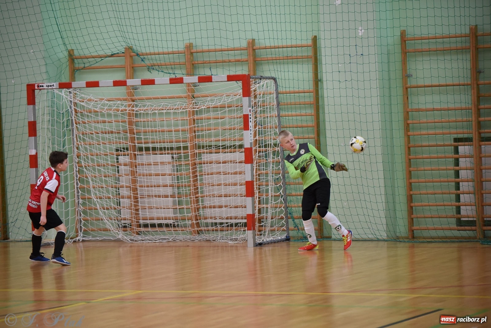 Zdjęcie w galerii na portalu naszraciborz.pl: Halowa rywalizacja o puchar prezesa ŚlZPN [FOTO] wiadomości z regionu