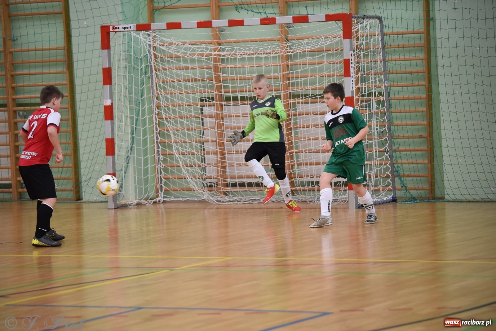 Zdjęcie w galerii na portalu naszraciborz.pl: Halowa rywalizacja o puchar prezesa ŚlZPN [FOTO] wiadomości z regionu