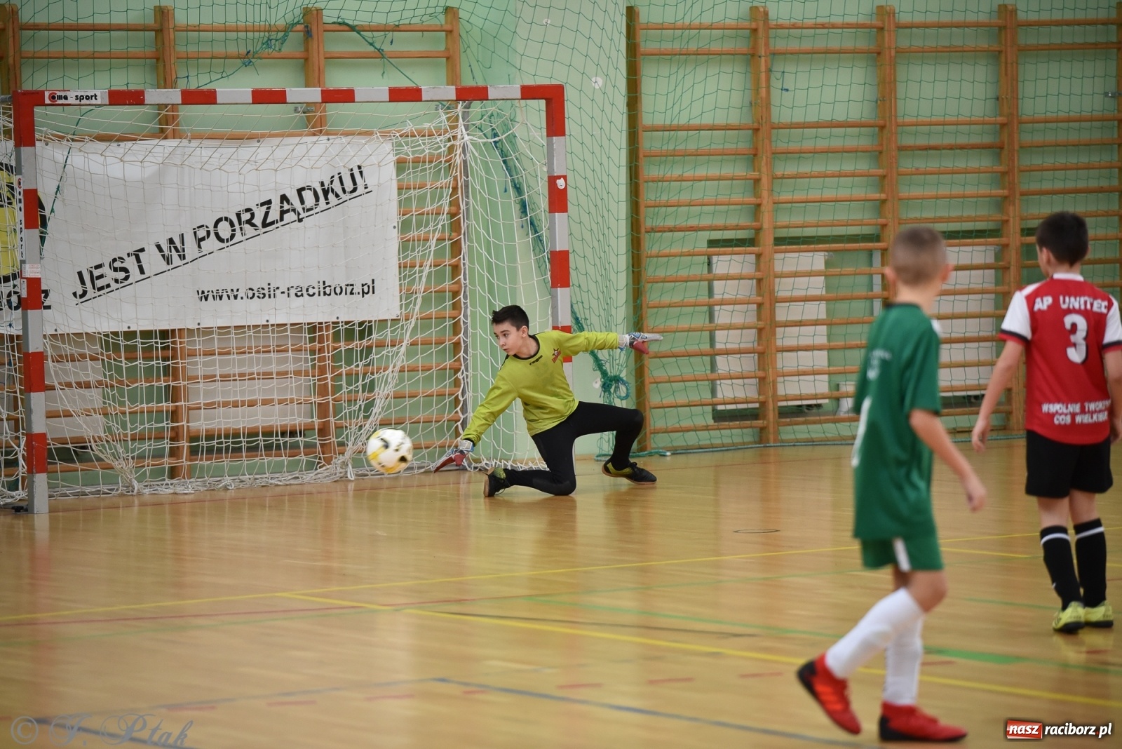 Zdjęcie w galerii na portalu naszraciborz.pl: Halowa rywalizacja o puchar prezesa ŚlZPN [FOTO] wiadomości z regionu
