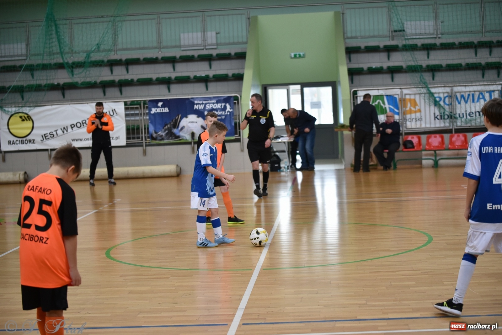 Zdjęcie w galerii na portalu naszraciborz.pl: Halowa rywalizacja o puchar prezesa ŚlZPN [FOTO] wiadomości z regionu