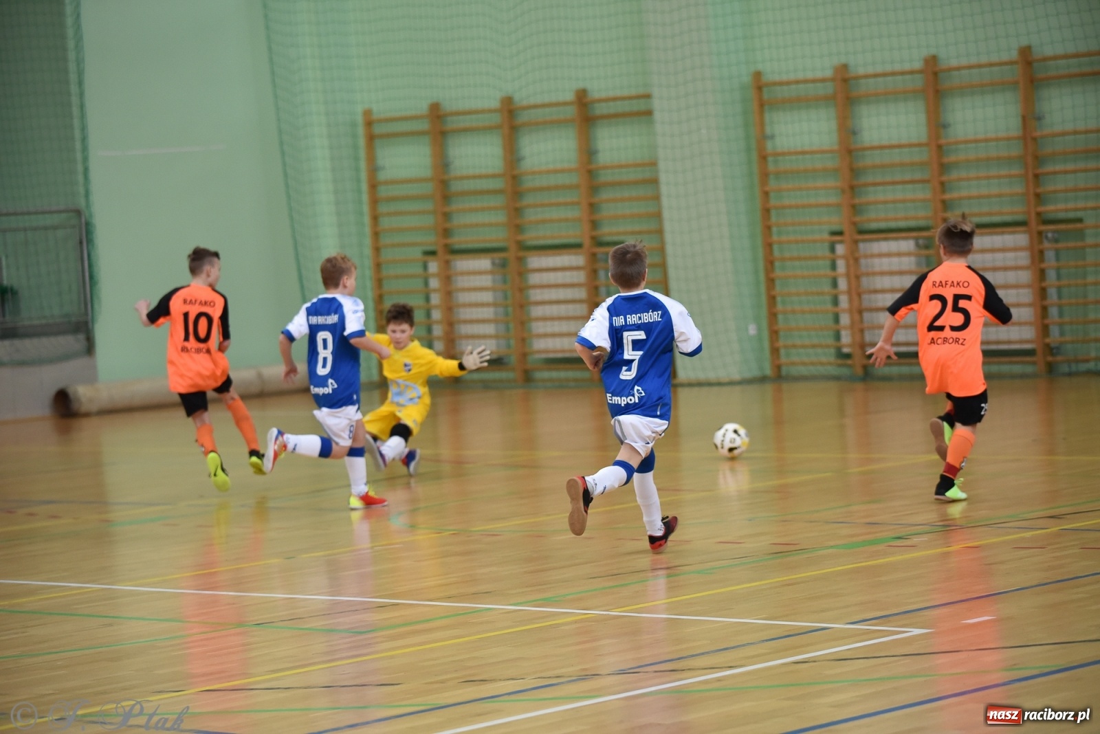 Zdjęcie w galerii na portalu naszraciborz.pl: Halowa rywalizacja o puchar prezesa ŚlZPN [FOTO] wiadomości z regionu