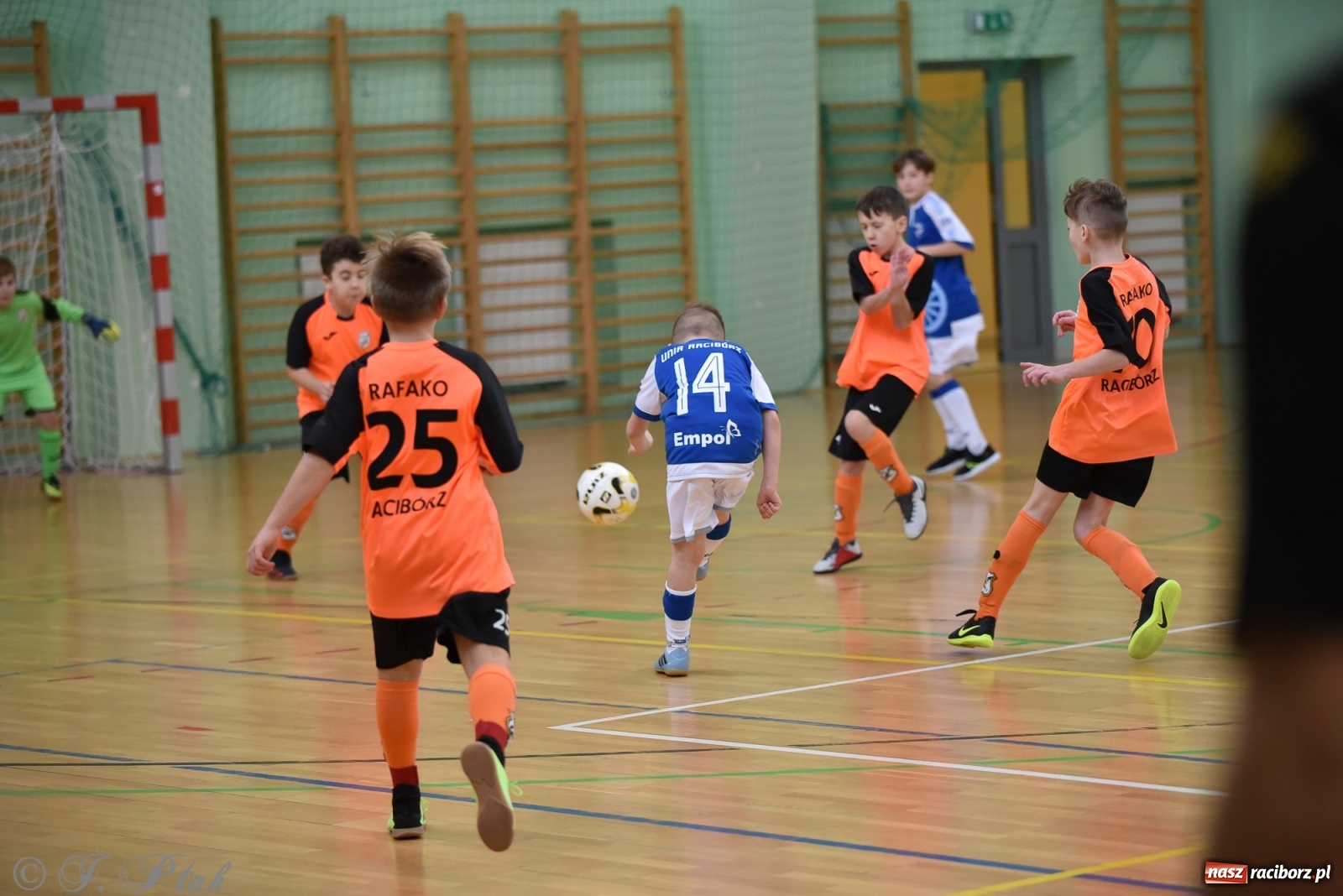 Zdjęcie w galerii na portalu naszraciborz.pl: Halowa rywalizacja o puchar prezesa ŚlZPN [FOTO] wiadomości z regionu