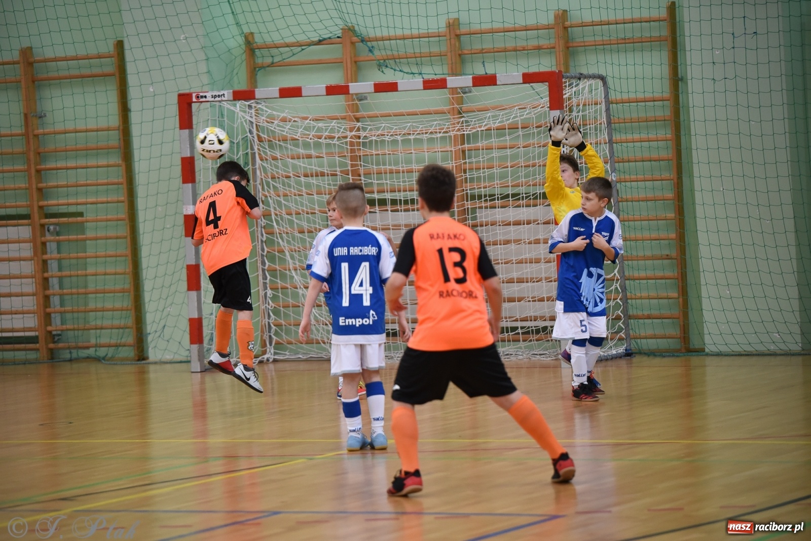 Zdjęcie w galerii na portalu naszraciborz.pl: Halowa rywalizacja o puchar prezesa ŚlZPN [FOTO] wiadomości z regionu