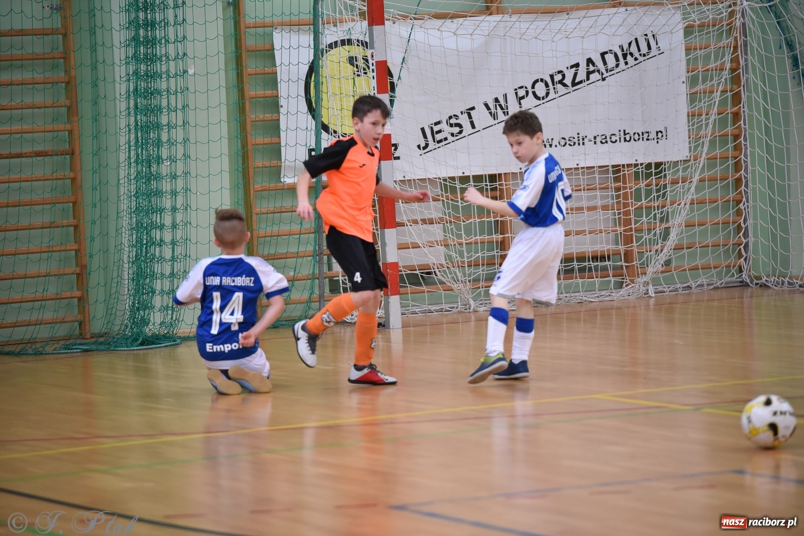 Zdjęcie w galerii na portalu naszraciborz.pl: Halowa rywalizacja o puchar prezesa ŚlZPN [FOTO] wiadomości z regionu