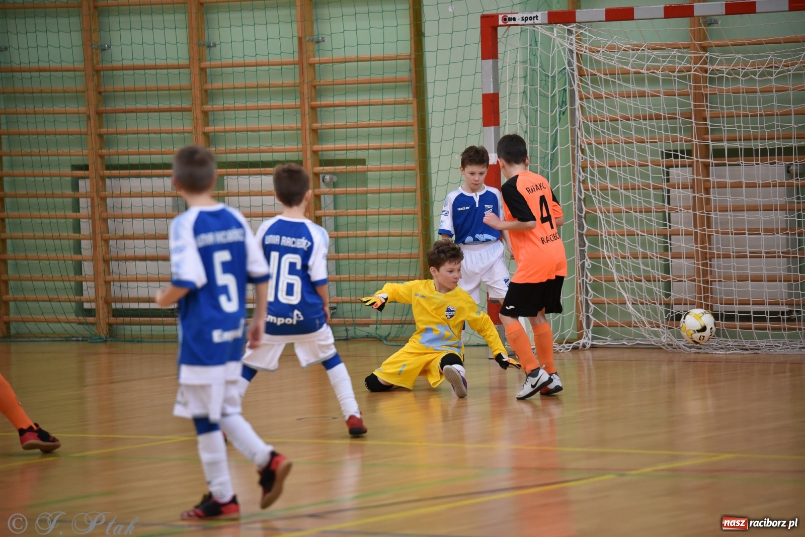 Zdjęcie w galerii na portalu naszraciborz.pl: Halowa rywalizacja o puchar prezesa ŚlZPN [FOTO] wiadomości z regionu