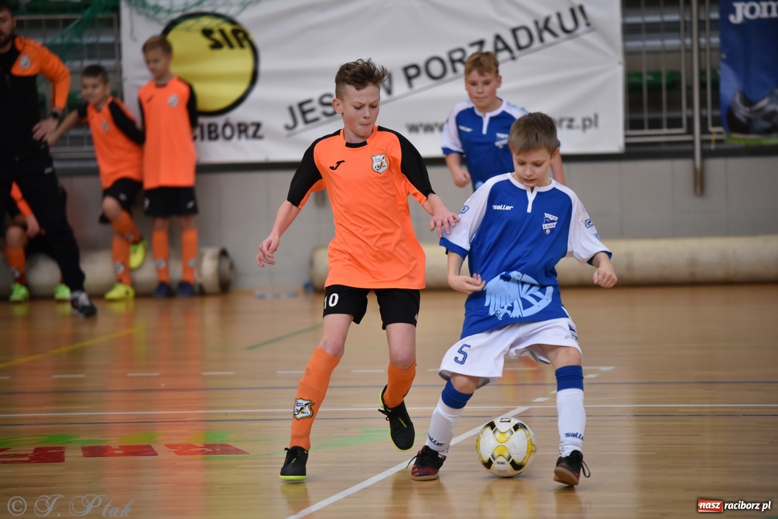 Zdjęcie w galerii na portalu naszraciborz.pl: Halowa rywalizacja o puchar prezesa ŚlZPN [FOTO] wiadomości z regionu