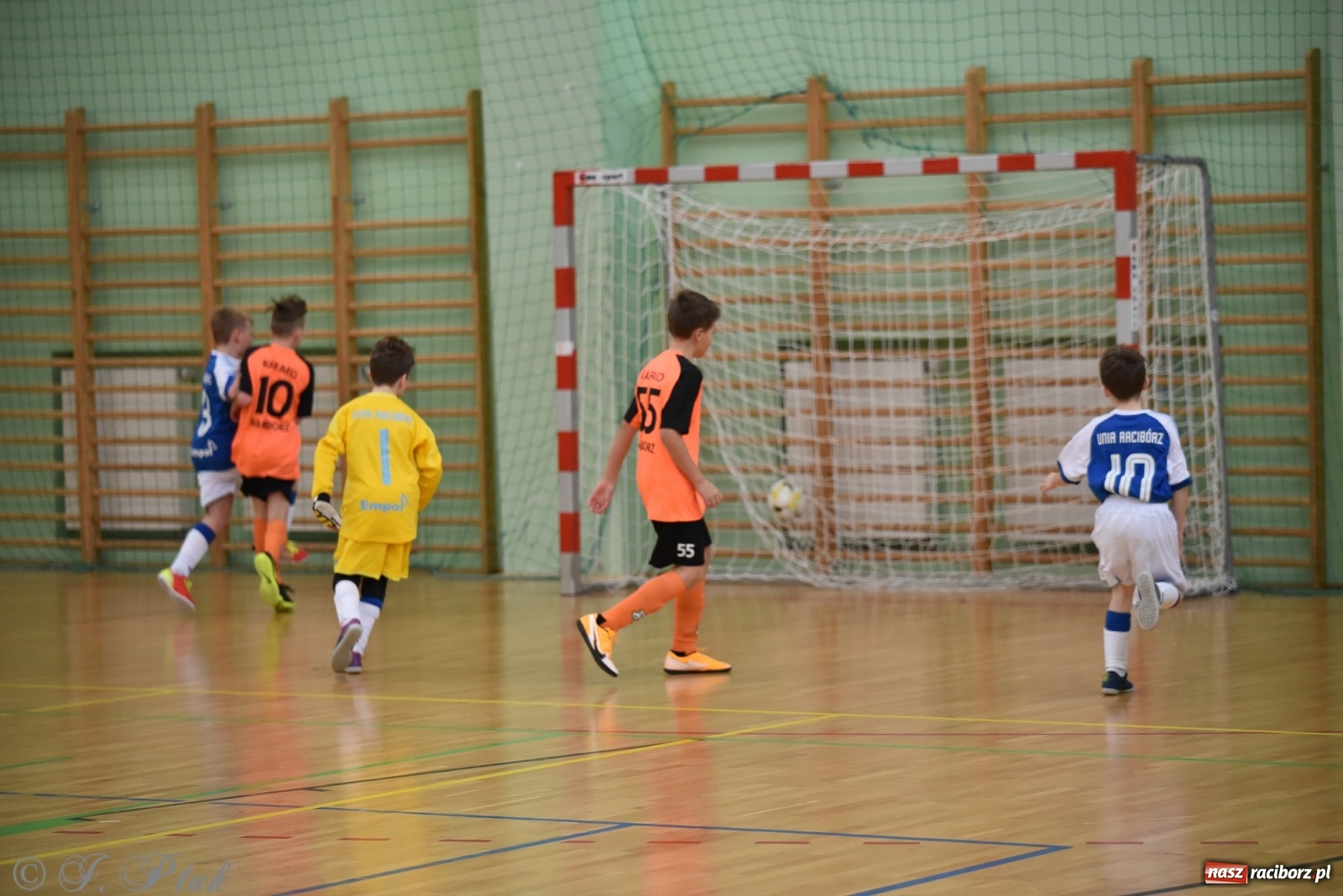 Zdjęcie w galerii na portalu naszraciborz.pl: Halowa rywalizacja o puchar prezesa ŚlZPN [FOTO] wiadomości z regionu