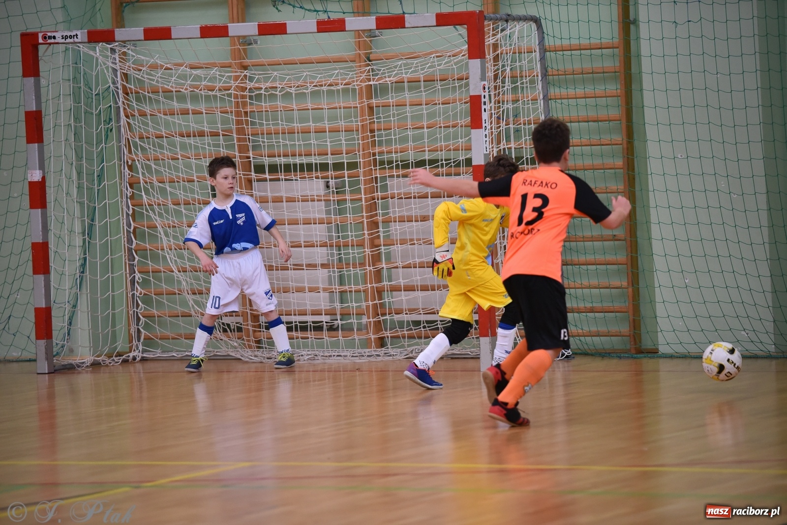 Zdjęcie w galerii na portalu naszraciborz.pl: Halowa rywalizacja o puchar prezesa ŚlZPN [FOTO] wiadomości z regionu