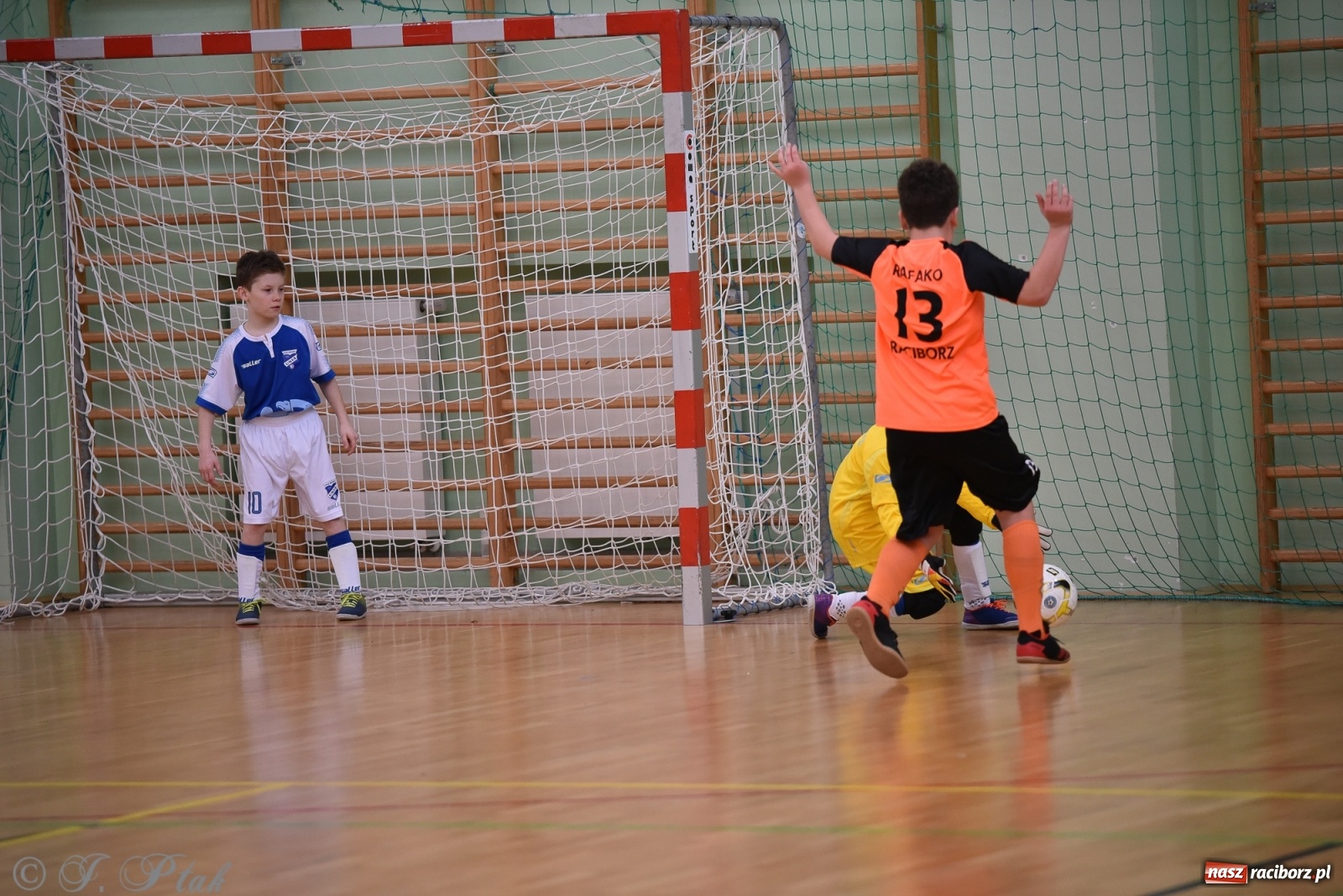 Zdjęcie w galerii na portalu naszraciborz.pl: Halowa rywalizacja o puchar prezesa ŚlZPN [FOTO] wiadomości z regionu