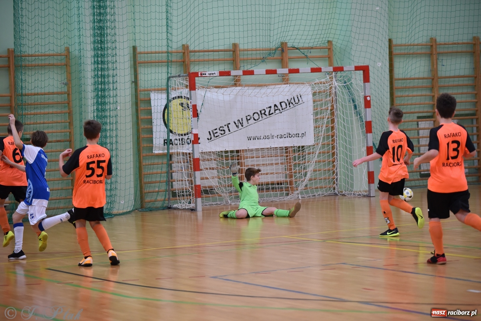 Zdjęcie w galerii na portalu naszraciborz.pl: Halowa rywalizacja o puchar prezesa ŚlZPN [FOTO] wiadomości z regionu