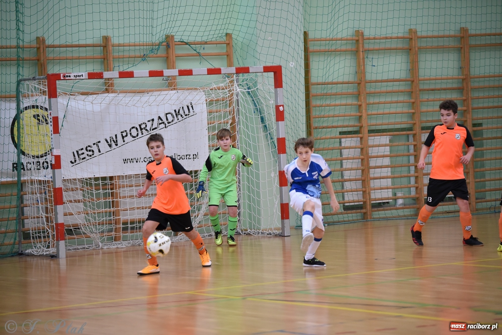 Zdjęcie w galerii na portalu naszraciborz.pl: Halowa rywalizacja o puchar prezesa ŚlZPN [FOTO] wiadomości z regionu