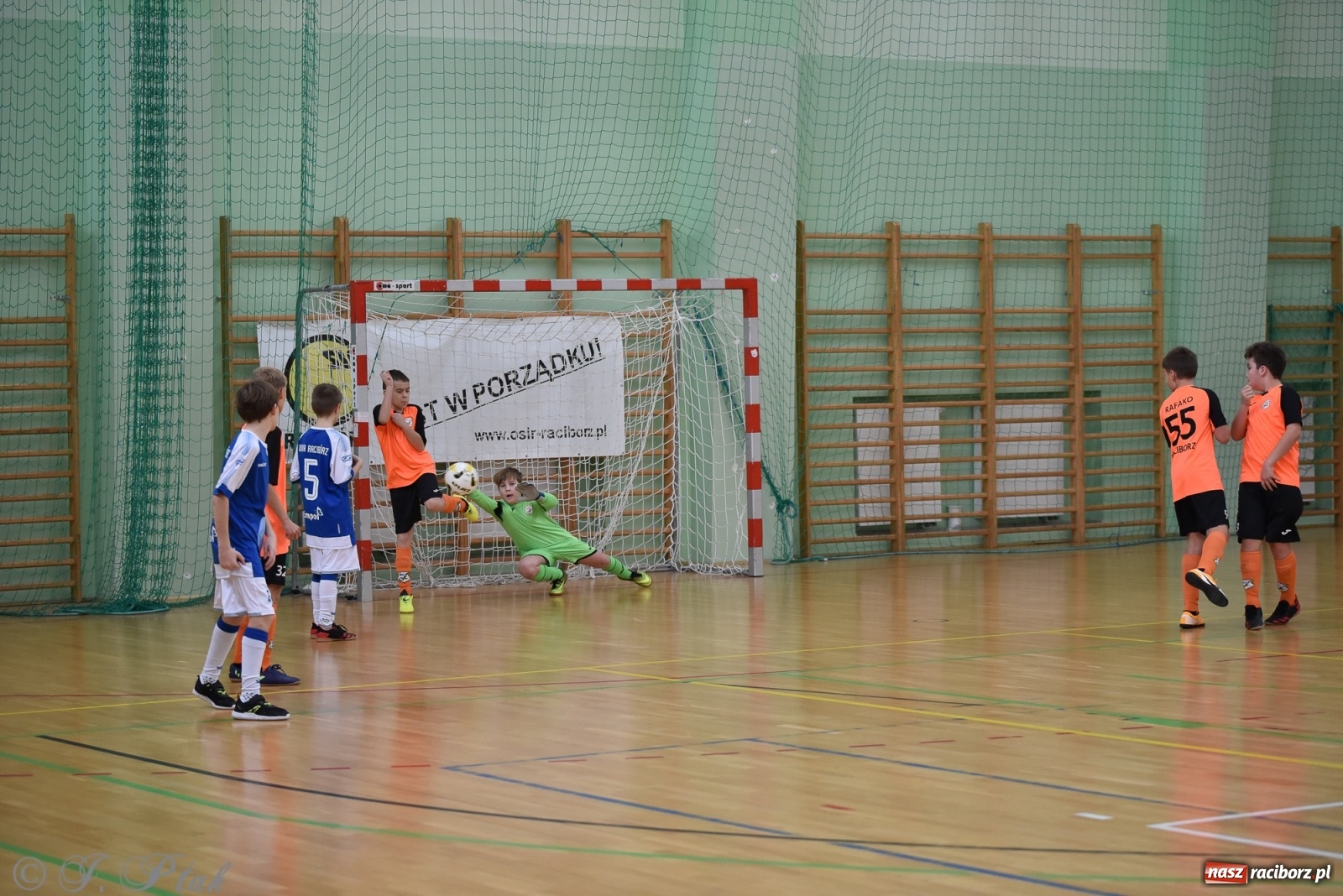 Zdjęcie w galerii na portalu naszraciborz.pl: Halowa rywalizacja o puchar prezesa ŚlZPN [FOTO] wiadomości z regionu