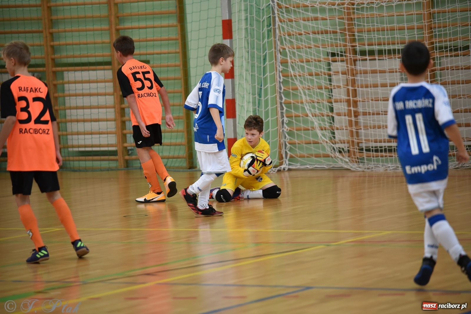 Zdjęcie w galerii na portalu naszraciborz.pl: Halowa rywalizacja o puchar prezesa ŚlZPN [FOTO] wiadomości z regionu