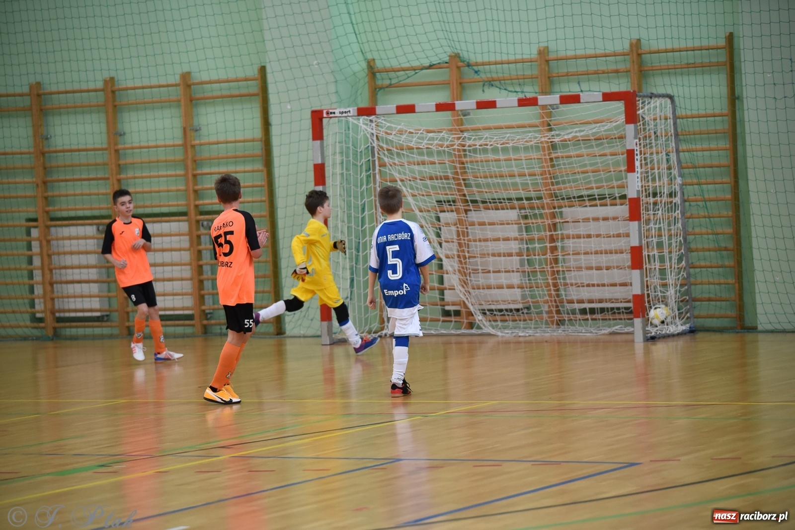 Zdjęcie w galerii na portalu naszraciborz.pl: Halowa rywalizacja o puchar prezesa ŚlZPN [FOTO] wiadomości z regionu