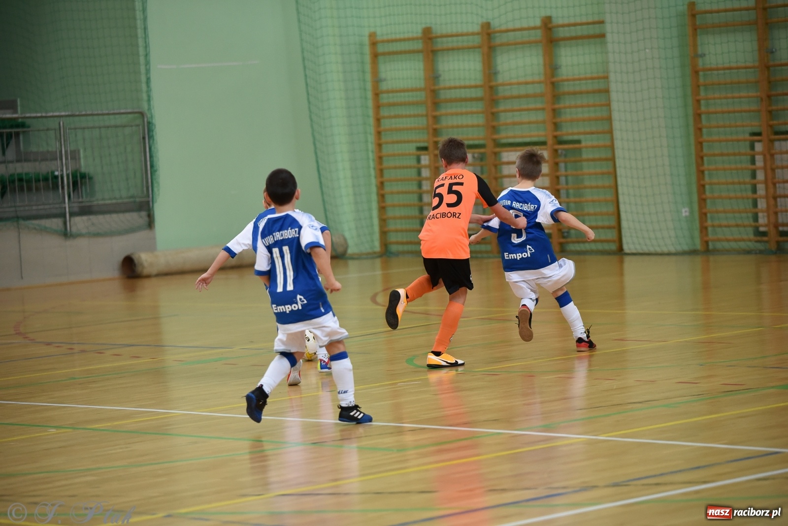 Zdjęcie w galerii na portalu naszraciborz.pl: Halowa rywalizacja o puchar prezesa ŚlZPN [FOTO] wiadomości z regionu