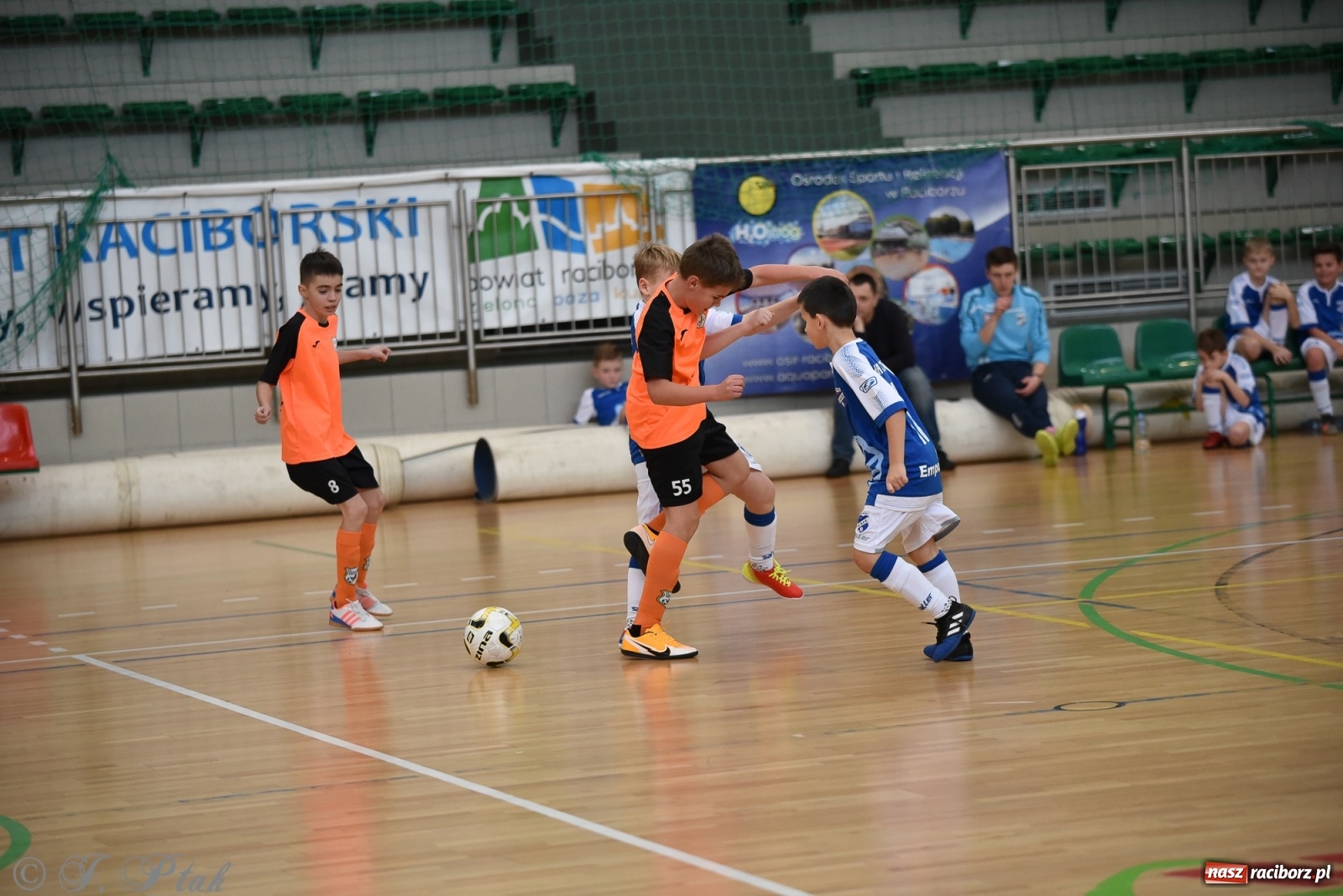 Zdjęcie w galerii na portalu naszraciborz.pl: Halowa rywalizacja o puchar prezesa ŚlZPN [FOTO] wiadomości z regionu