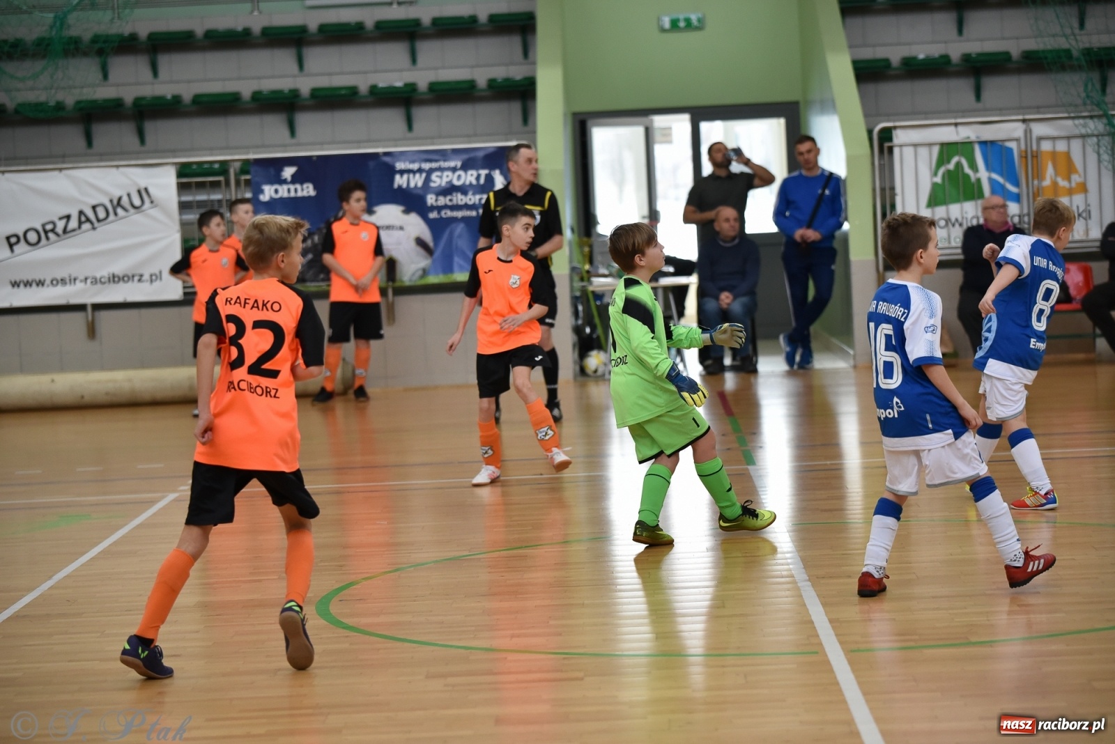 Zdjęcie w galerii na portalu naszraciborz.pl: Halowa rywalizacja o puchar prezesa ŚlZPN [FOTO] wiadomości z regionu