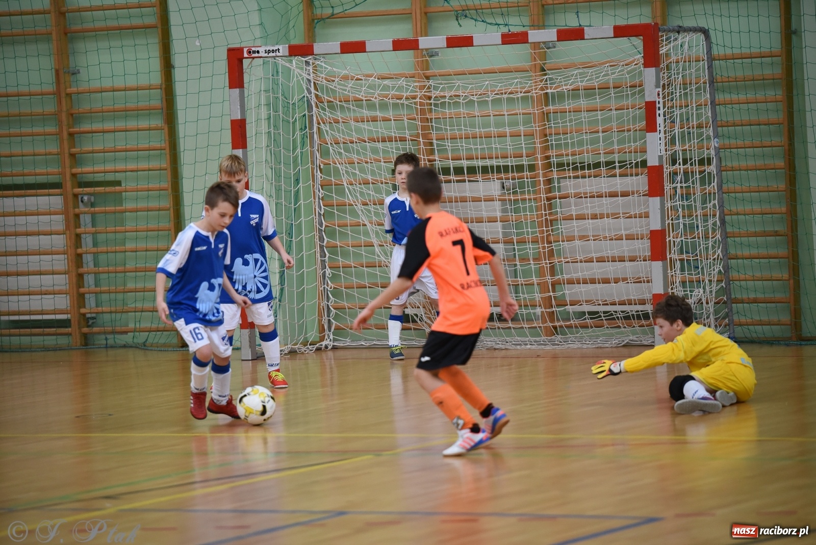 Zdjęcie w galerii na portalu naszraciborz.pl: Halowa rywalizacja o puchar prezesa ŚlZPN [FOTO] wiadomości z regionu