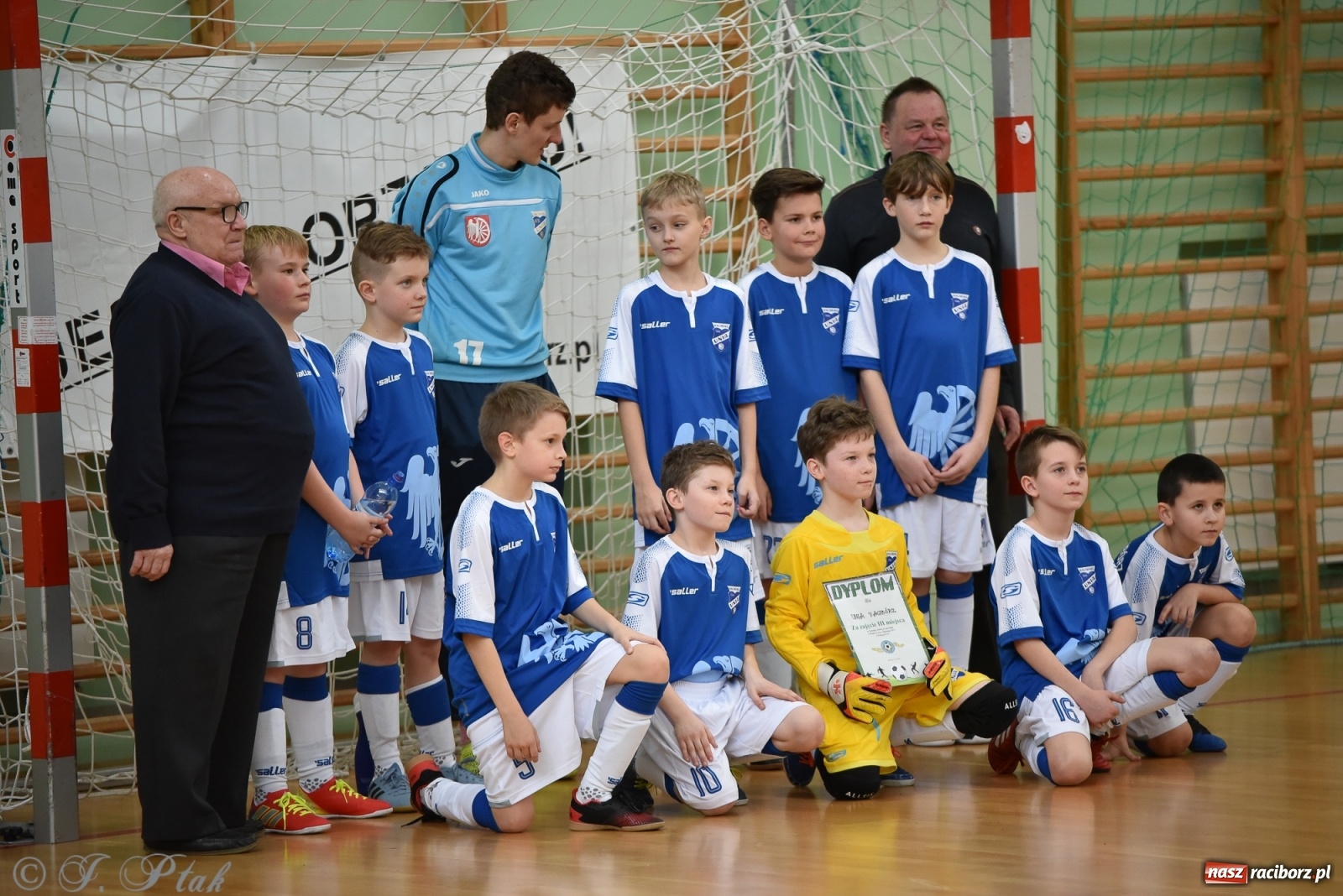 Zdjęcie w galerii na portalu naszraciborz.pl: Halowa rywalizacja o puchar prezesa ŚlZPN [FOTO] wiadomości z regionu