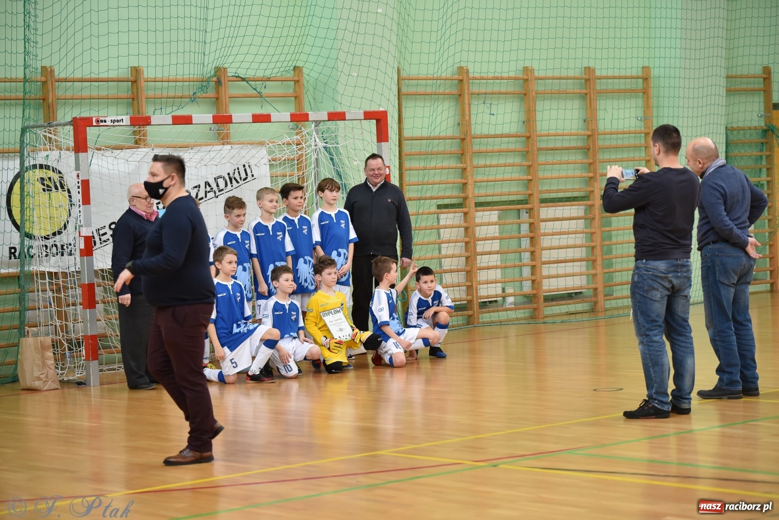 Zdjęcie w galerii na portalu naszraciborz.pl: Halowa rywalizacja o puchar prezesa ŚlZPN [FOTO] wiadomości z regionu