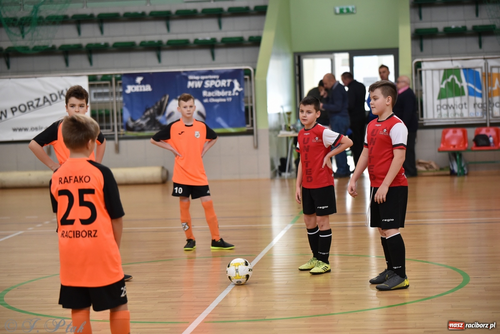 Zdjęcie w galerii na portalu naszraciborz.pl: Halowa rywalizacja o puchar prezesa ŚlZPN [FOTO] wiadomości z regionu
