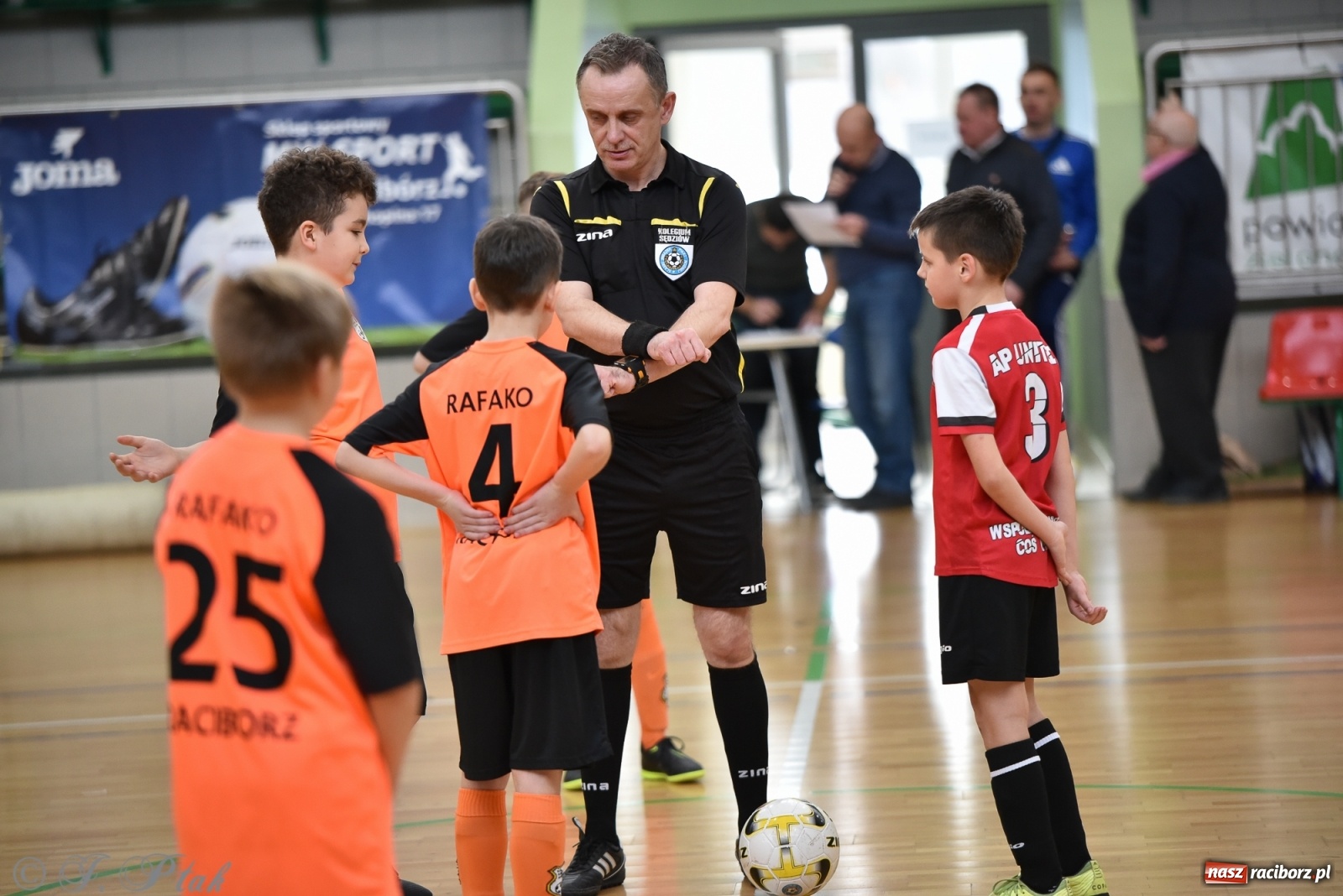 Zdjęcie w galerii na portalu naszraciborz.pl: Halowa rywalizacja o puchar prezesa ŚlZPN [FOTO] wiadomości z regionu