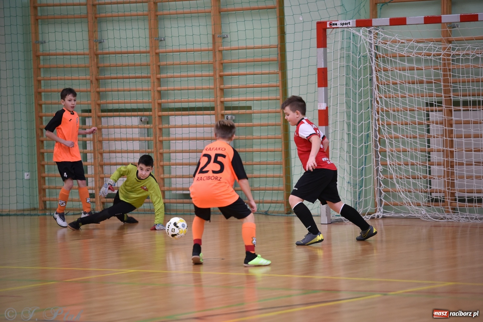Zdjęcie w galerii na portalu naszraciborz.pl: Halowa rywalizacja o puchar prezesa ŚlZPN [FOTO] wiadomości z regionu