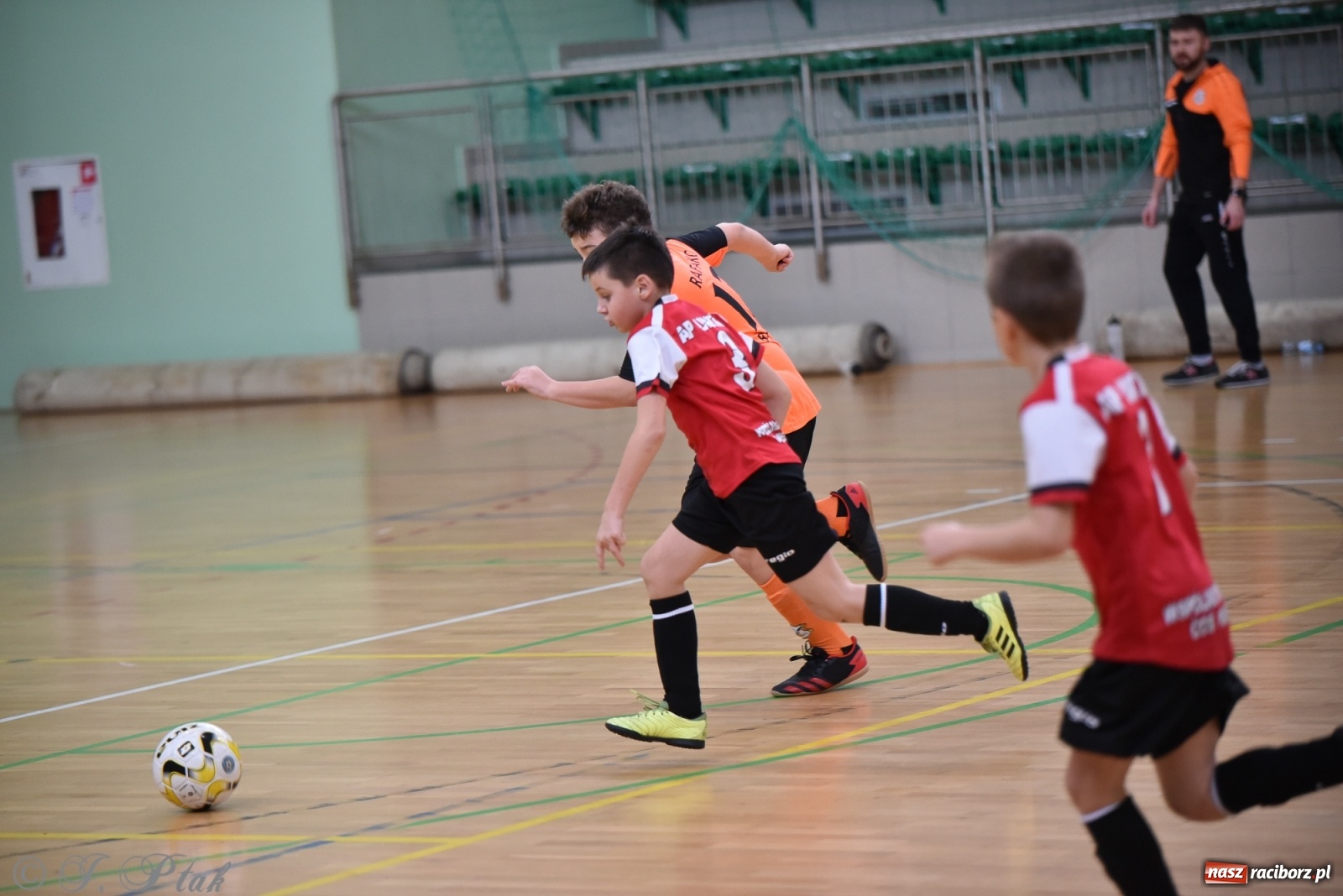 Zdjęcie w galerii na portalu naszraciborz.pl: Halowa rywalizacja o puchar prezesa ŚlZPN [FOTO] wiadomości z regionu