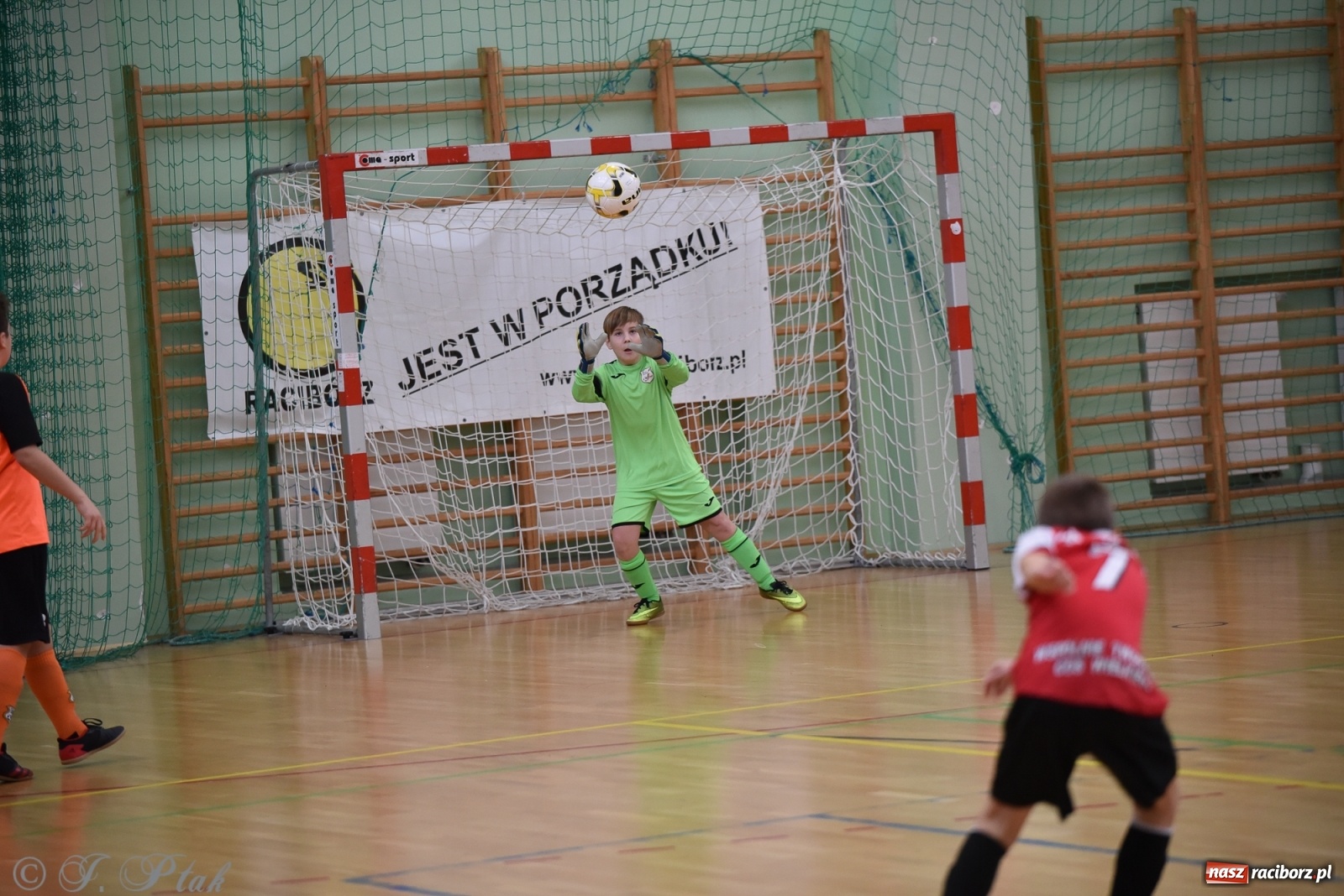 Zdjęcie w galerii na portalu naszraciborz.pl: Halowa rywalizacja o puchar prezesa ŚlZPN [FOTO] wiadomości z regionu
