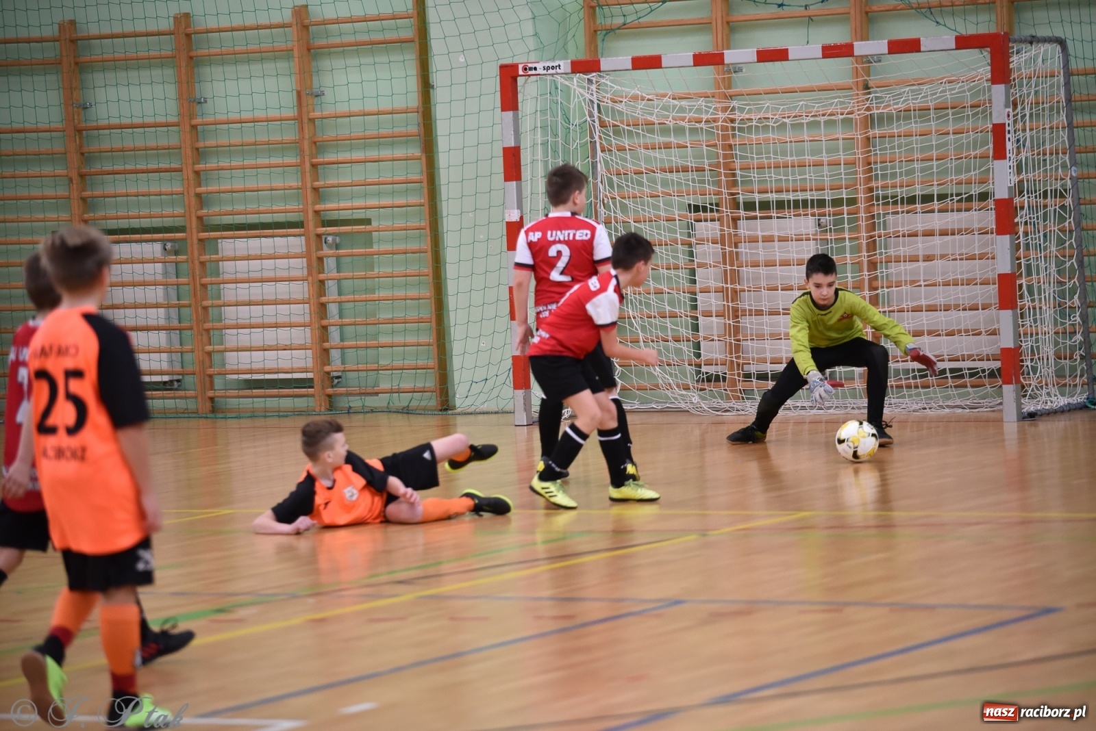 Zdjęcie w galerii na portalu naszraciborz.pl: Halowa rywalizacja o puchar prezesa ŚlZPN [FOTO] wiadomości z regionu